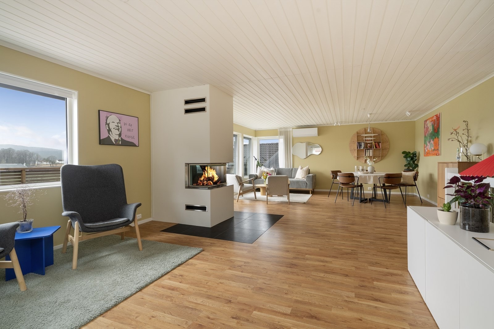 Velkommen inn i en innbydende og lys stue av god størrelse - et rom som virkelig inviterer til både avslapning og hyggelige sammenkomster! Galleribilde