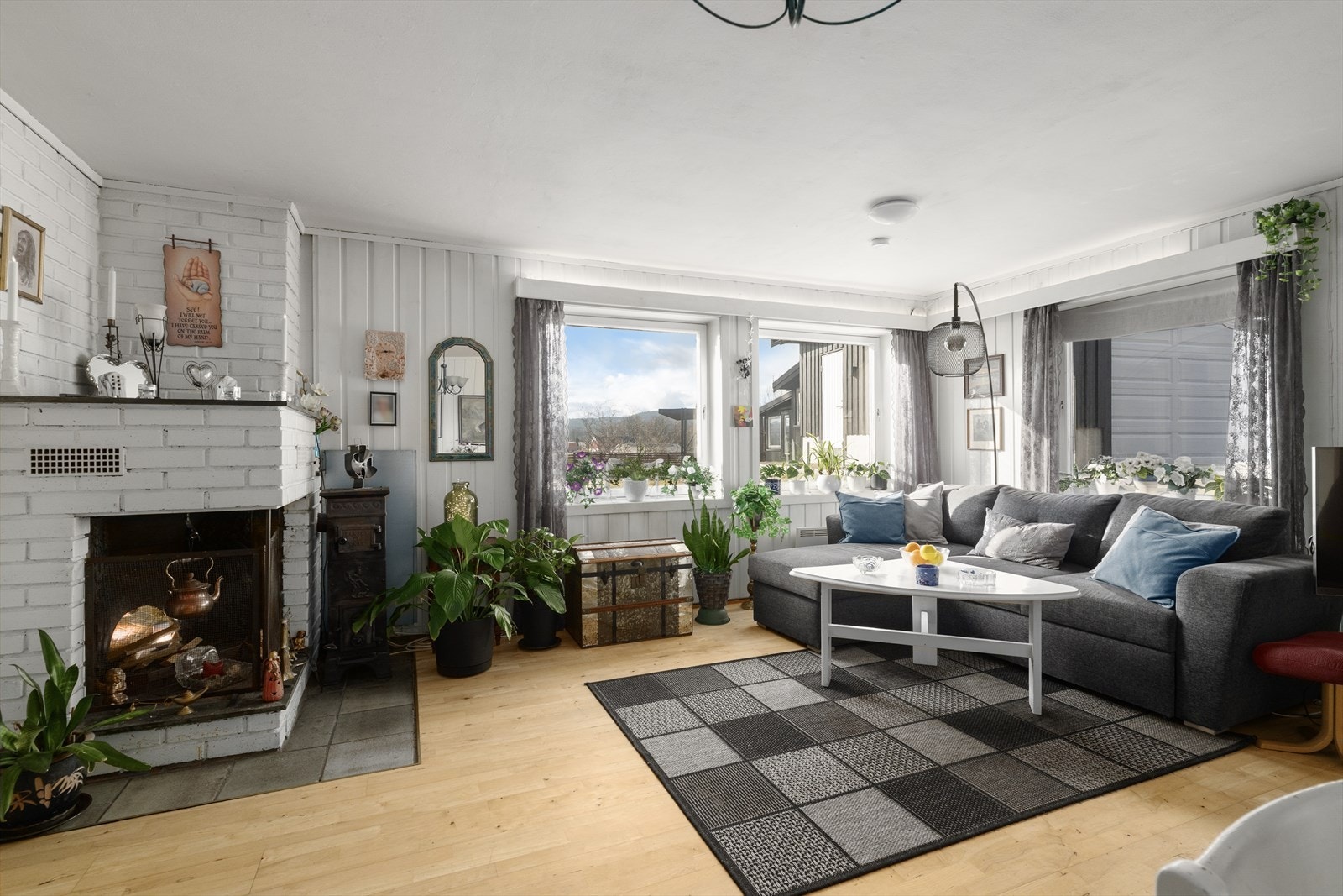 Utleiedelen er hovedsakelig av eldre standard og inneholder entré, stue, kjøkken, bad/vaskerom og soverom, samt bod/disp. rom. Galleribilde