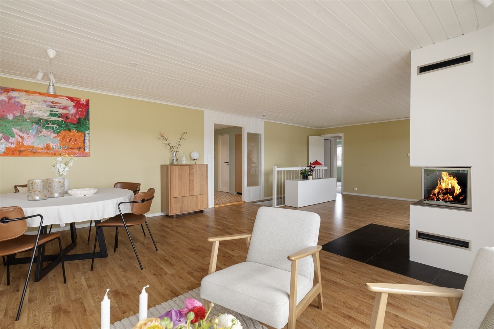 Midtpunktet i rommet er det elegante ildstedet med en moderne peisinnsats fra 2014. Peisinnsatsen har glass på tre sider, og er et stemningsskapende blikkfang i rommet. Galleribilde