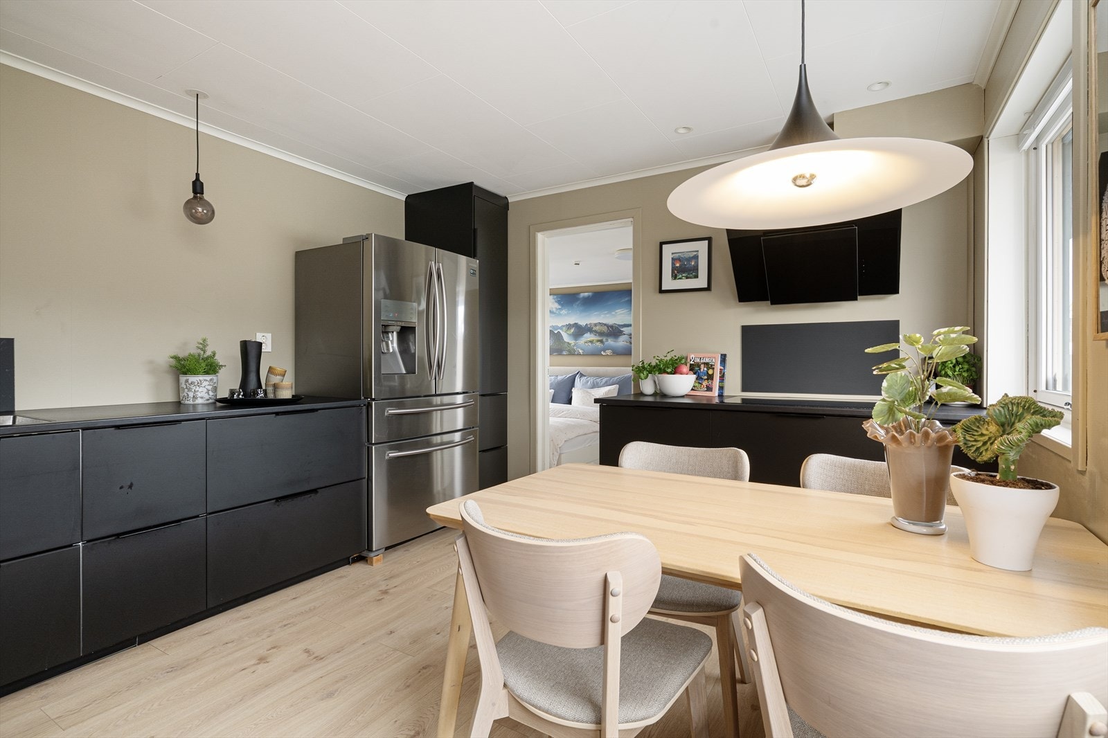 Innredningen har godt med skapplass og glatte fronter i mørk utførelse, med profilhåndtak. Det er ikke montert overskap, noe som gir en god og luftig romfølelse. Galleribilde