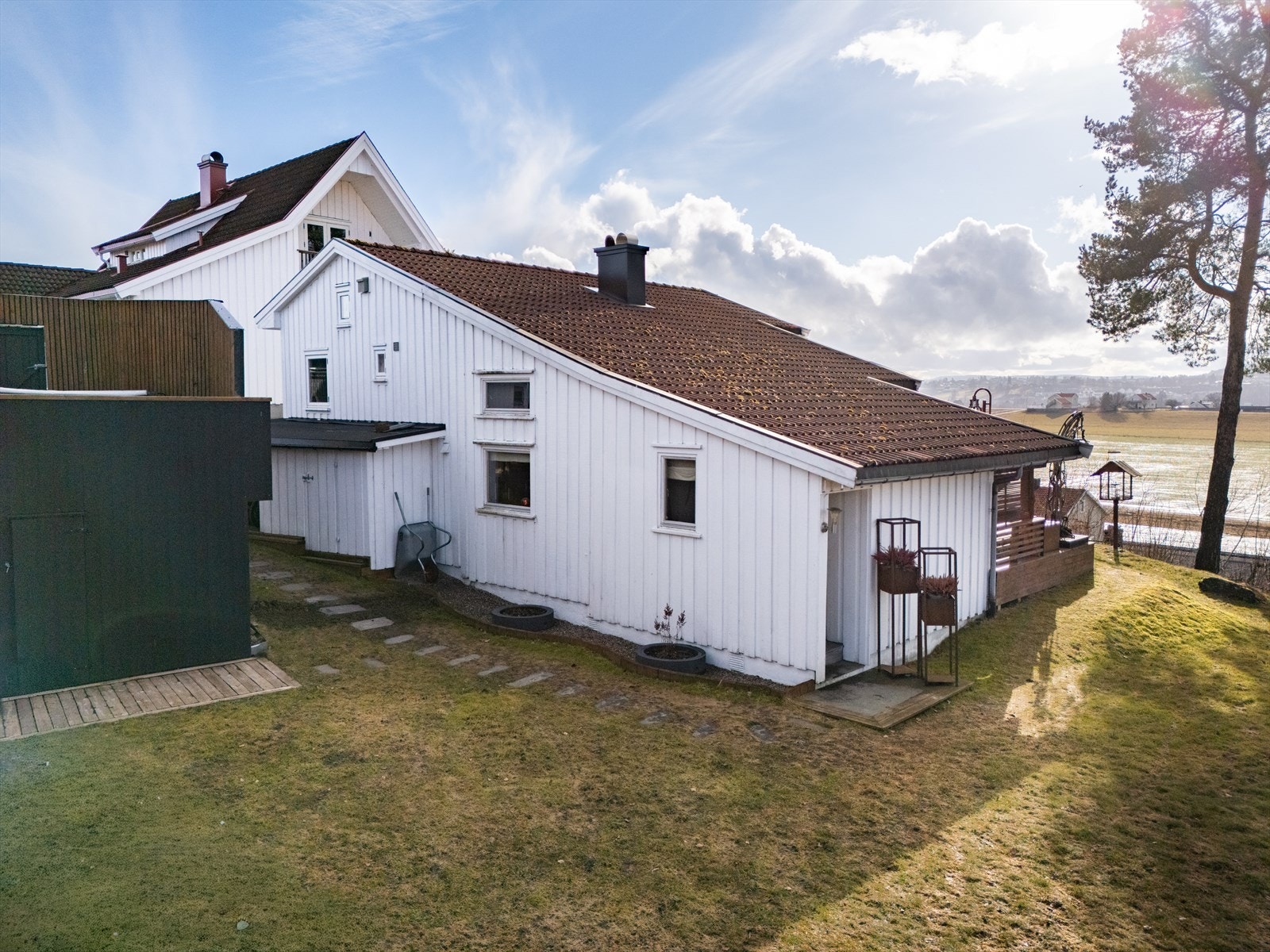 På eiendommen er det også oppført et frittstående anneks fra ca. 1990. Annekset er delt i to og står oppført i grense mot nabo, hvorav nabo disponerer den andre delen. Galleribilde