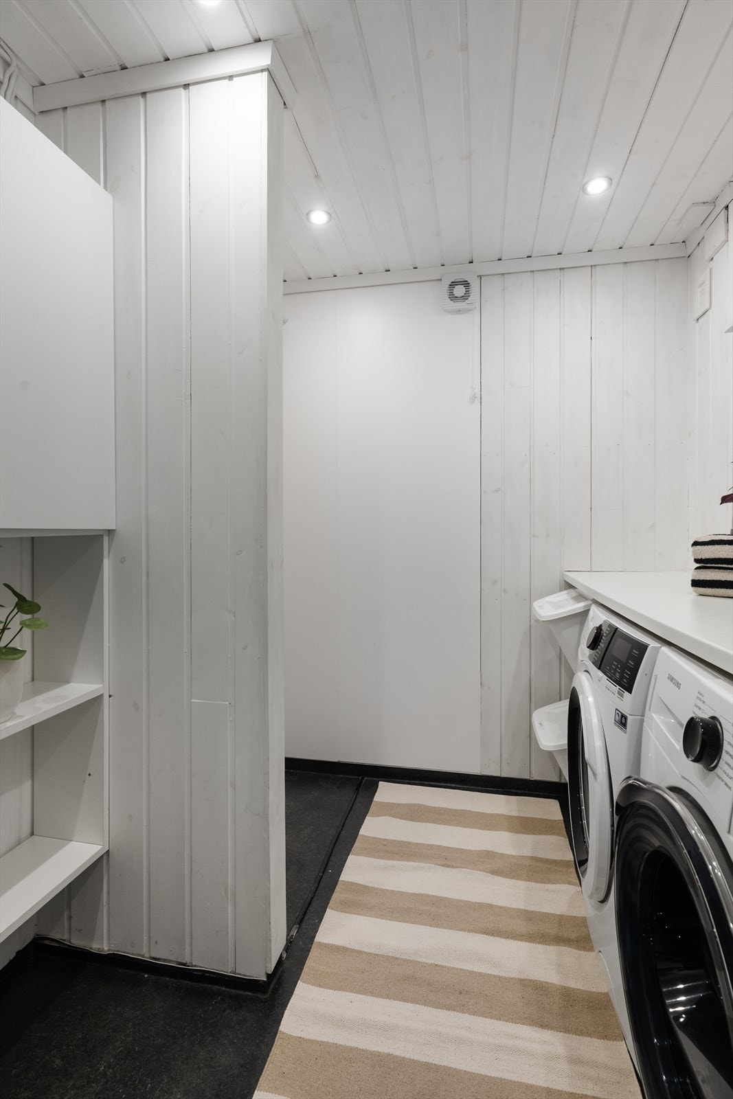 Kombinert bad- og vaskerom av eldre standard i underetasjen. Galleribilde