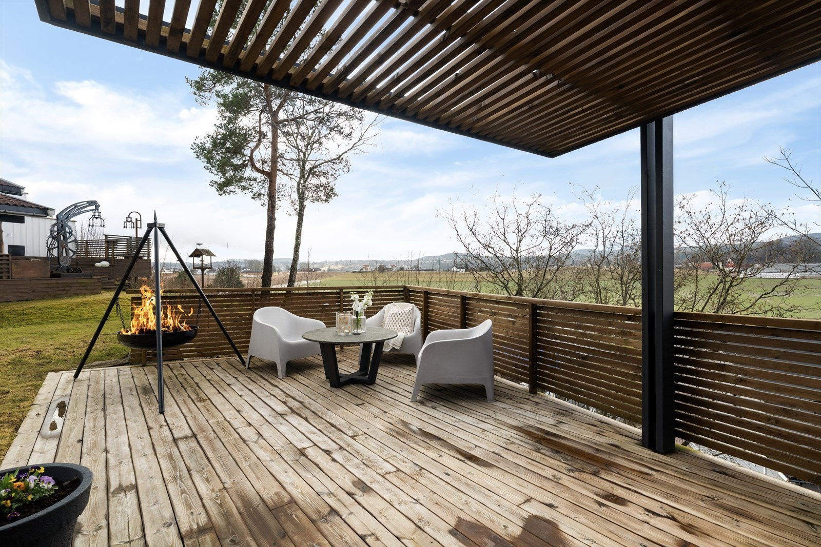 Her bor man i landlige omgivelser, men samtidig svært sentralt til med kun ca. 2,5 km til Skien sentrum. Kort vei til dagligvare, barnehager og skoler! Galleribilde