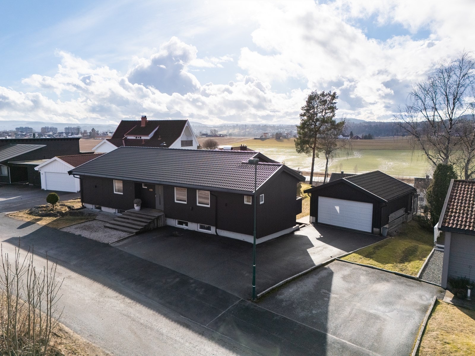 Tomten er pent opparbeidet over to nivåer, asfaltert gårdsplass, beplantet hageområde og flere nydelige uteplasser. Frittstående garasje fra ca. 2009. Galleribilde