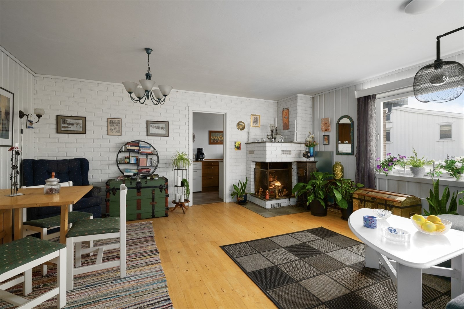 Stuen er romslig og har lyse overflater, åpen peis og store vindusflater som slipper inn godt med naturlig lys. På stuevinduer mot vest er det montert utvendig solskjerming. Galleribilde