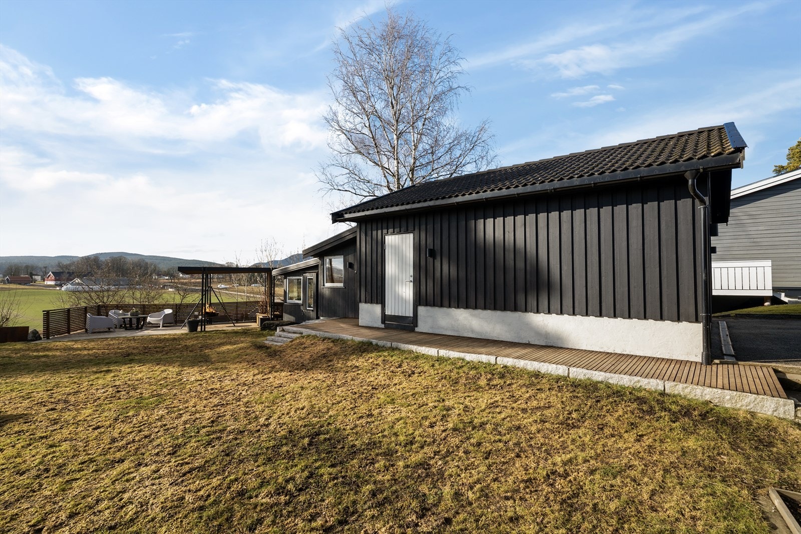 På eiendommen står også en frittstående garasje fra ca. 2009. Boligen har elbil-lader type Easee, montert på fasade mot øst ved inngangspartiet. Galleribilde