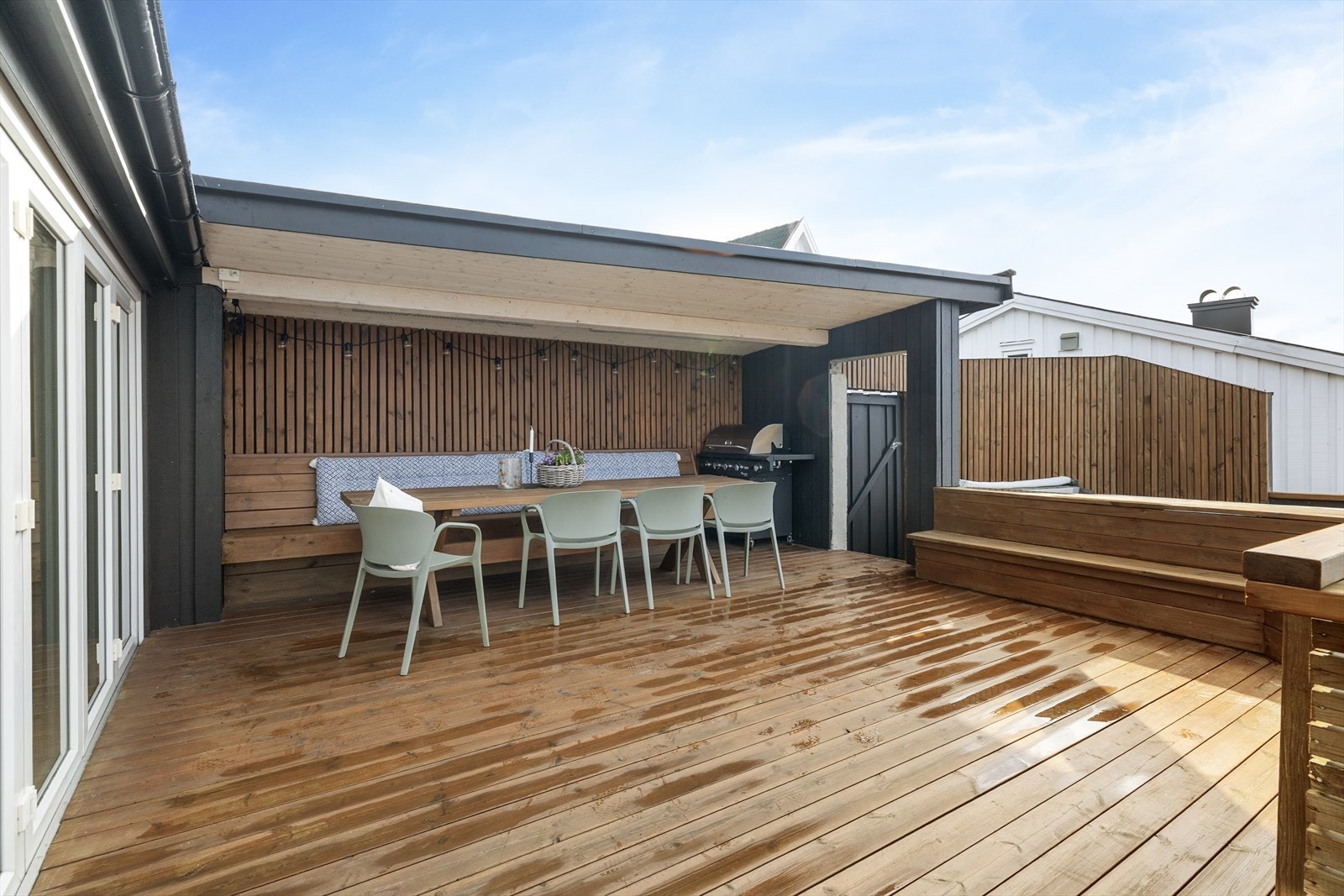 Boligen fremstår som innholdsrik og innehar en god, familievennlig planløsning over to etasjer. Godkjent utleiedel av eldre standard i underetasjen. Galleribilde