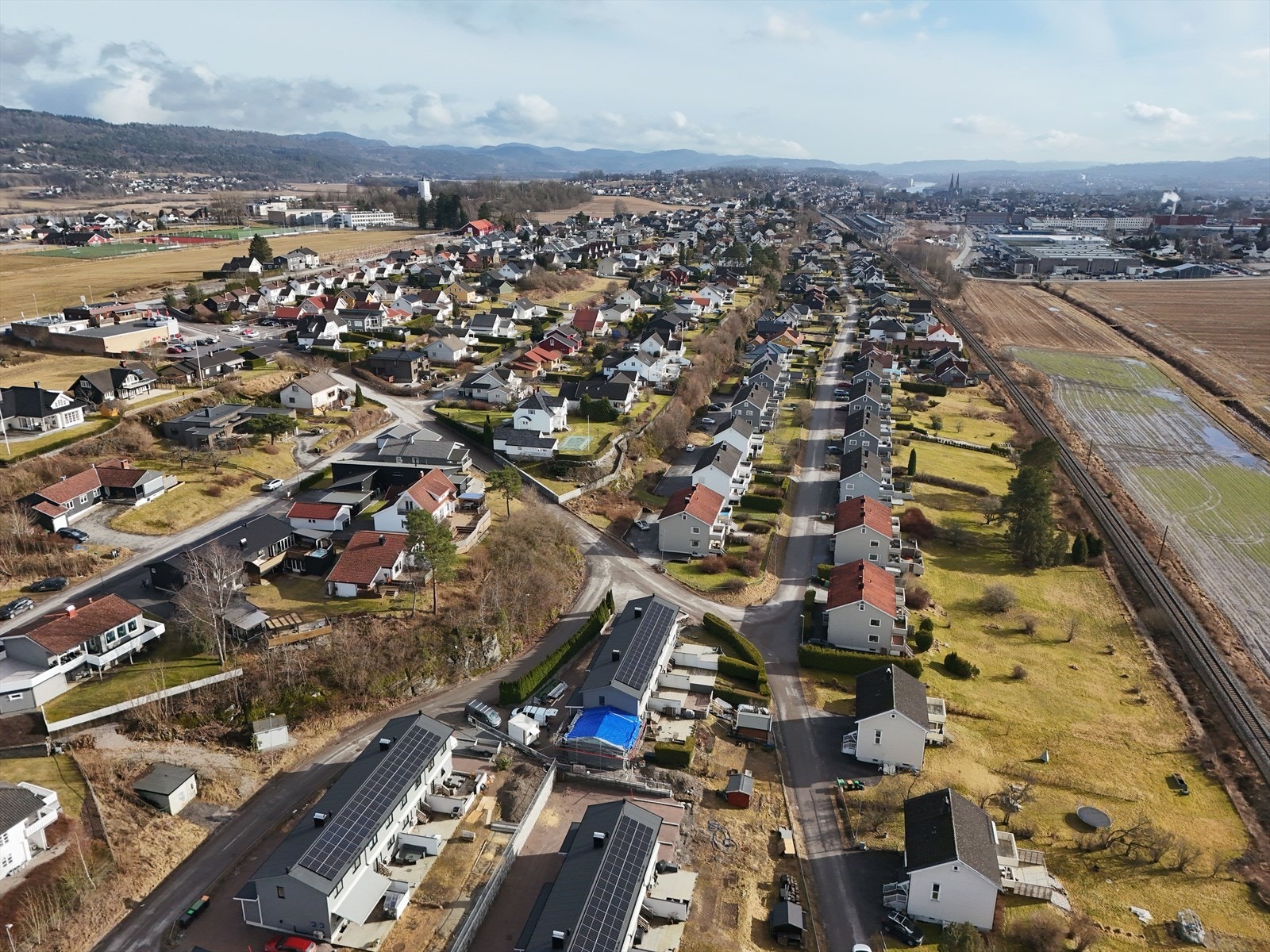 I nærområdet finnes det flere lekeplasser og barnehager, samt er det gangavstand til både Gjerpen barneskole, ungdomsskole og idrettsanlegg. Galleribilde