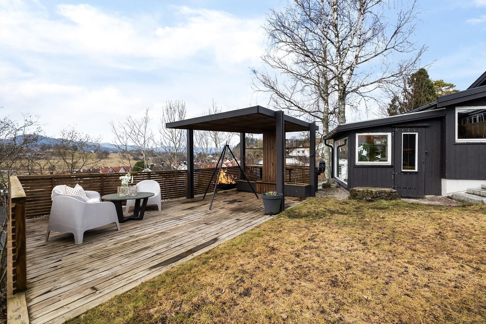 På nedre del av tomten er det etablert en nyere terrasse i hagen, med pergola og blomsterkasser. En lun og stemningsfull uteplass, med gode solforhold og flott utsikt! Galleribilde