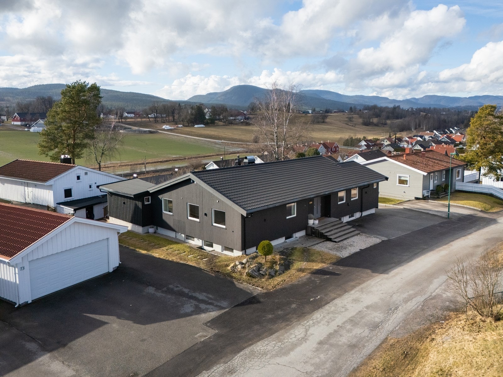 Taket er tekket med betongtakstein fra Skarpnes i 2025. I forbindelse med omtekking er det også lagt ny underlagsduk/papp og nye lekter, samt skiftet takrenner, nedløp og beslag. Galleribilde