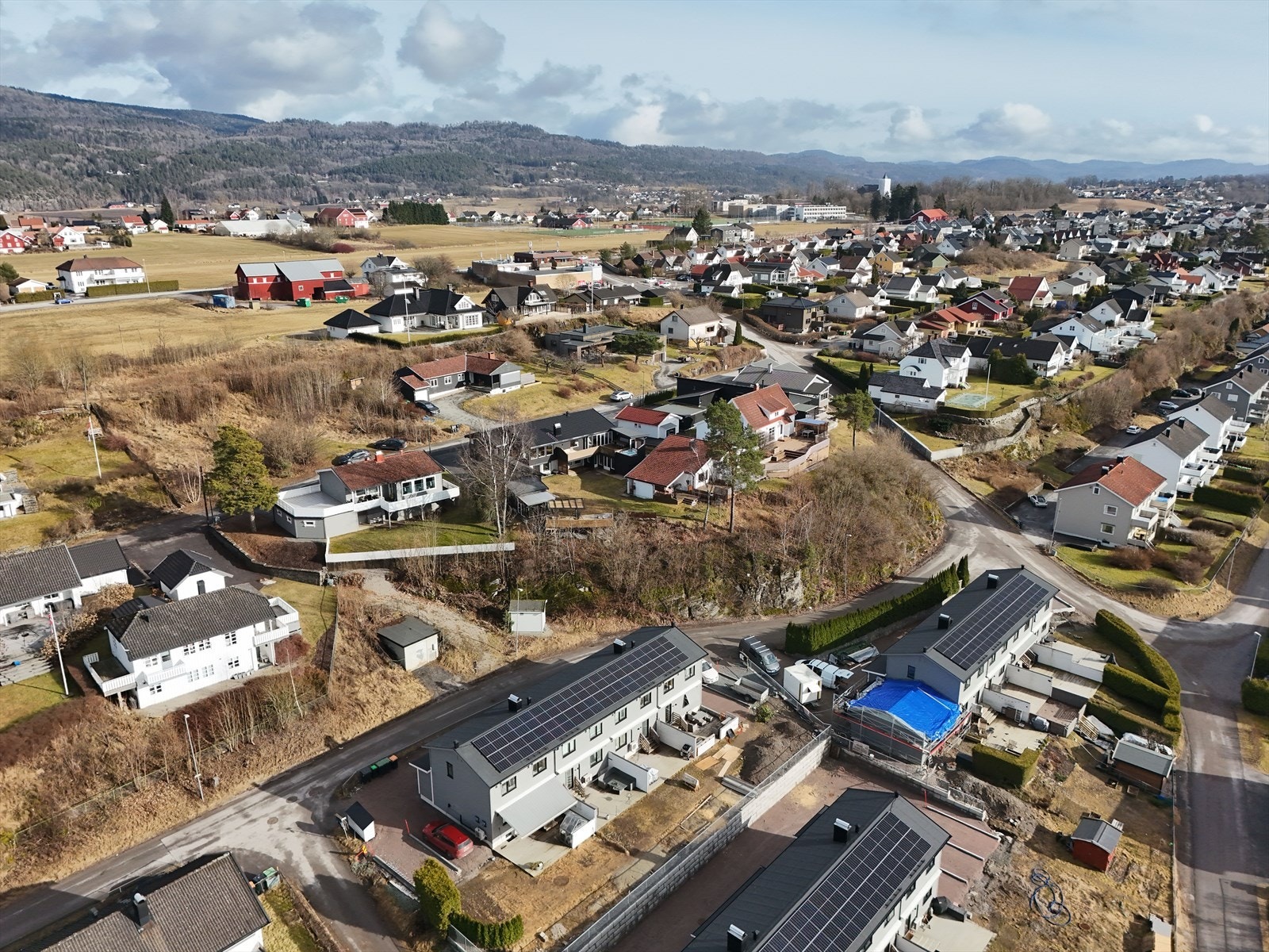 Boligen ligger i et populært og barnevennlig boligområde på Rising. Her bor man i landlige omgivelser, men samtidig svært sentralt til med kun ca. 2,5 km til Skien sentrum. Galleribilde