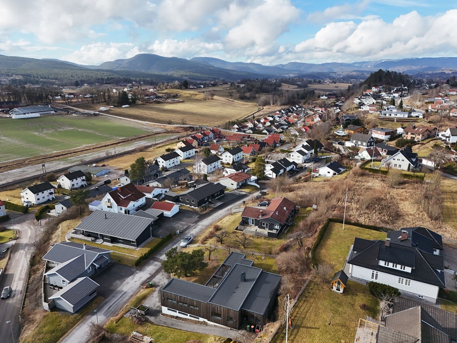 Området byr på flott natur og flere fine turmuligheter, med kort vei til flere populære turmål. I nærområdet finnes det også gode bussforbindelser. Galleribilde