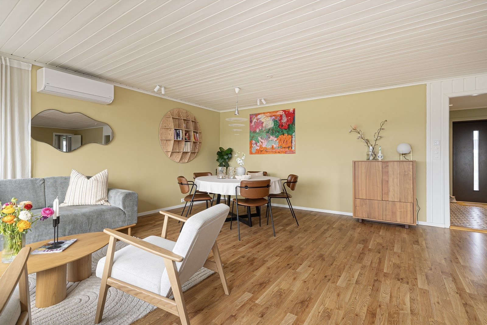 Stuen har en gjennomtenkt romløsning som gir gode soner for møblering, med naturlig plass til både sofagruppe og spiseavdeling. Galleribilde