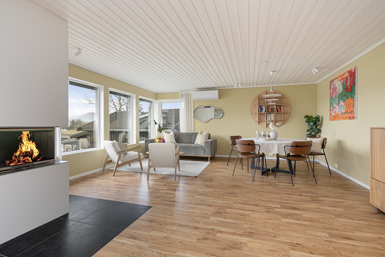 I stuen er det også installert ny varmepumpe type Fujitsu, som varmesupplement til vedfyring og elektrisk oppvarming. Faglært arbeid er utført av ACsenteret i 2025. Galleribilde