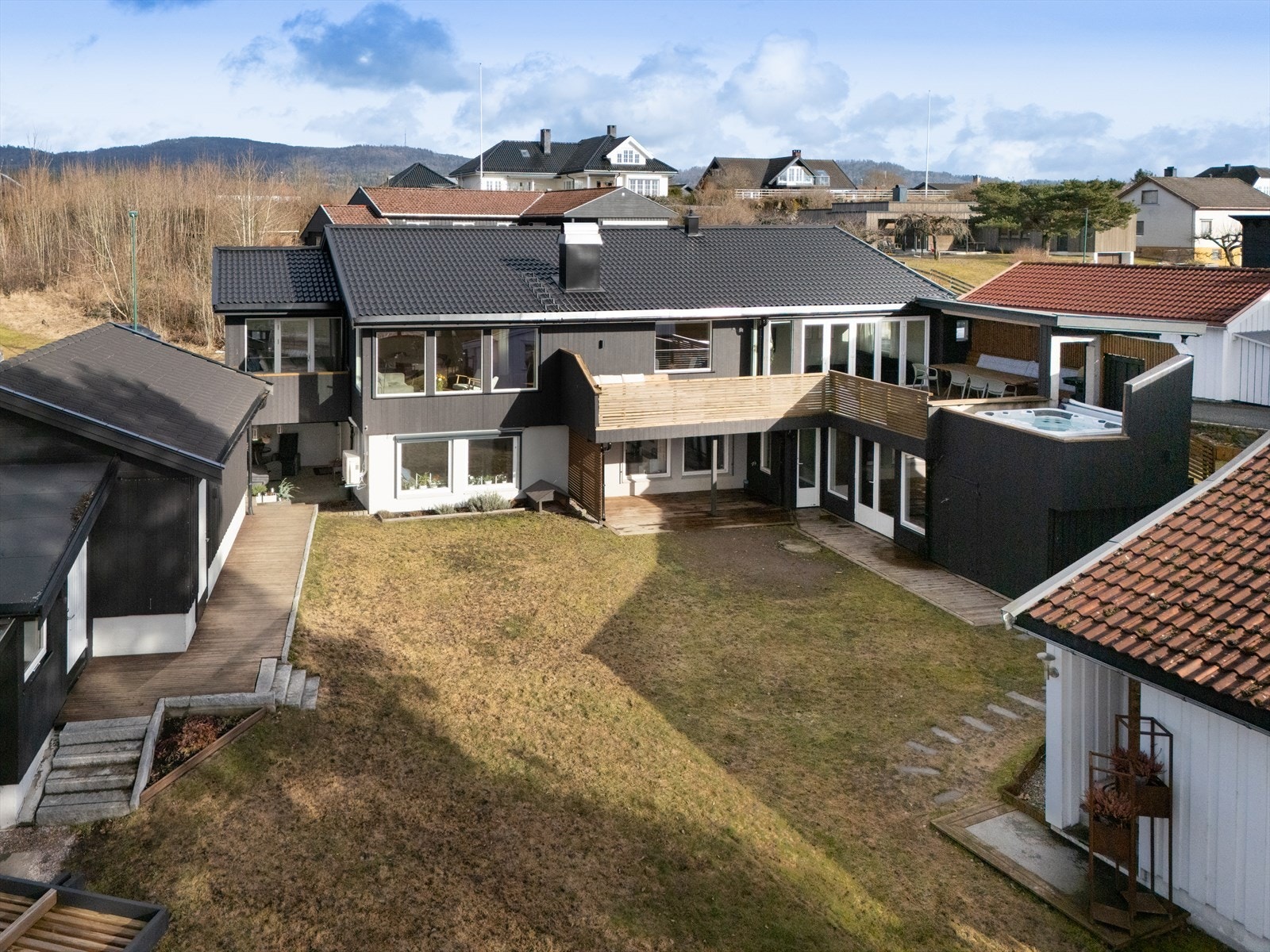 EiendomsMegler1 v/Jørgen E. Thorkildsen presenterer Rising Terrasse 75 - Innbydende og oppgradert familiebolig i populært og barnevennlig boligområde på Rising!
Foto: Inbovi. Galleribilde