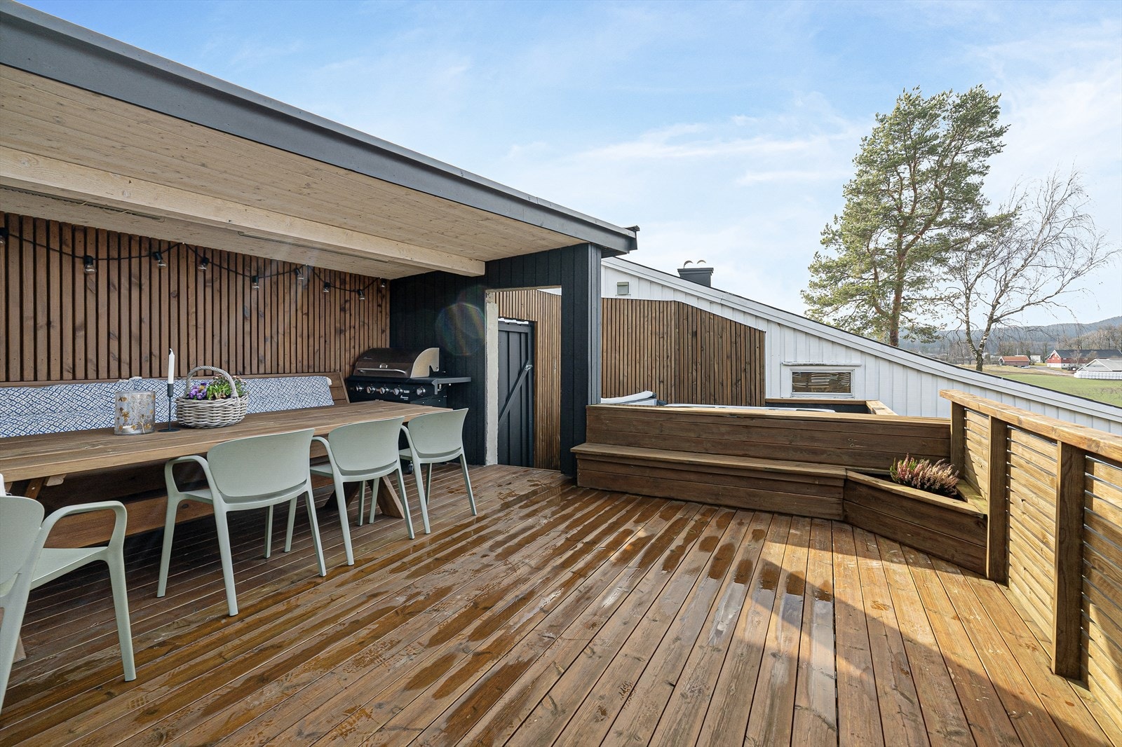 Foldedøren utvider romfølelsen og gir enkel adkomst til en stor og deilig veranda mot vest, med takoverbygg, jacuzzi og plassbygget utemøblement. Galleribilde