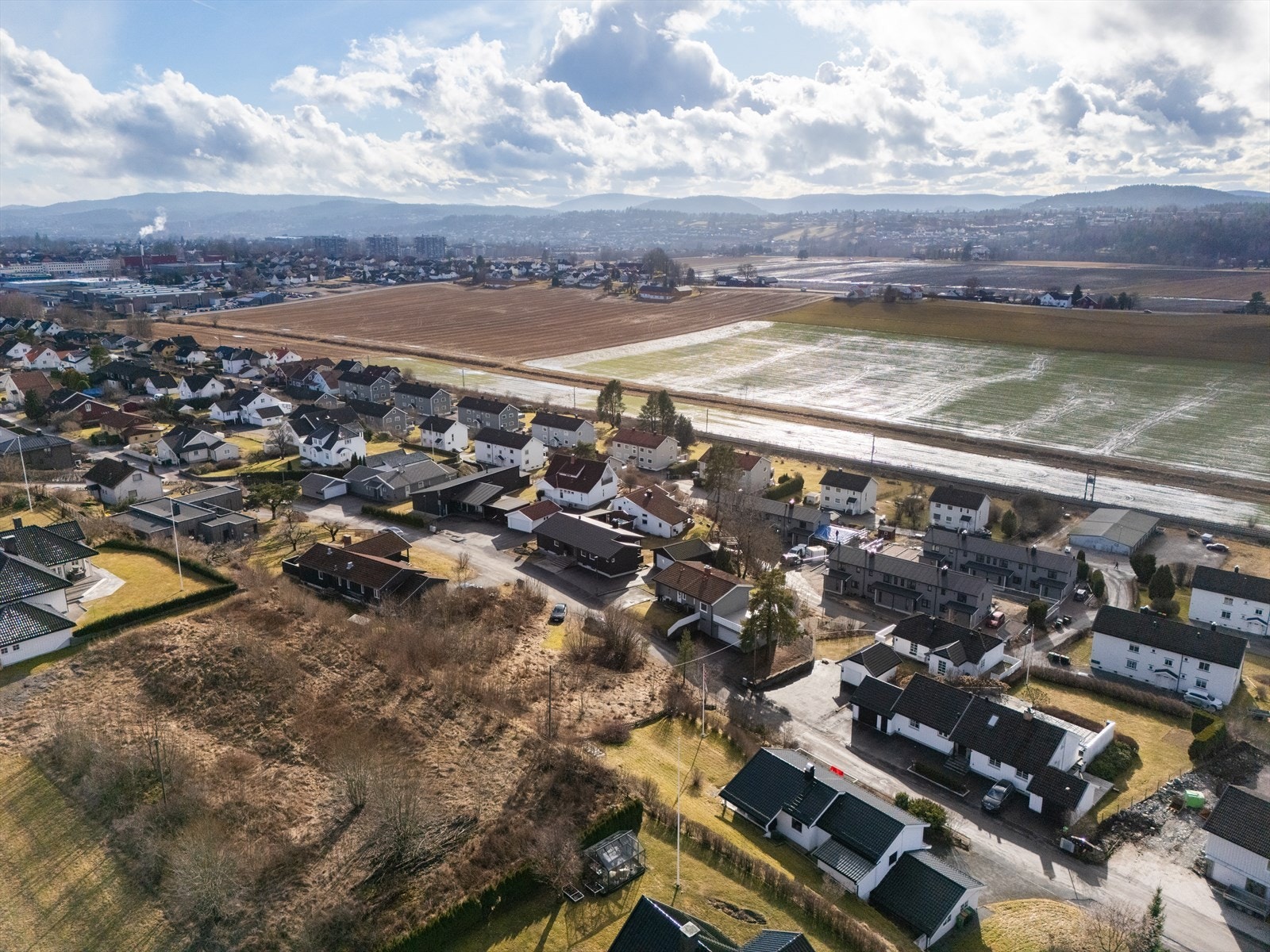 Dagligvarehandelen kan gjøres ved Spar Rising, som ligger rett i nærheten. For ytterligere servicetilbud er det kort vei til Skien sentrum. Galleribilde