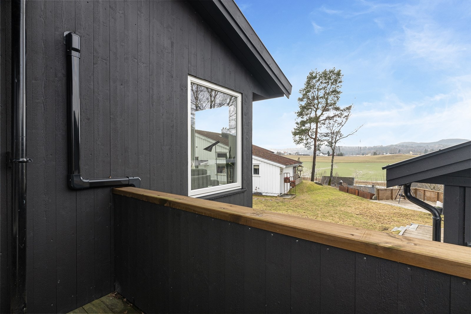 Hovedsoverommet er etablert i tidligere carport tilliggende boligen, utført etter melding om tiltak i 2009. Fra hovedsoverommet er det utgang til en fin og usjenert balkong mot vest. Galleribilde