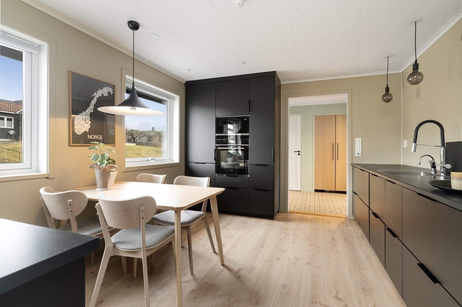 Delikat kjøkken av god størrelse, med varmefolie i gulv, hyggelig spiseplass og moderne kjøkkeninnredning fra 2018. Galleribilde