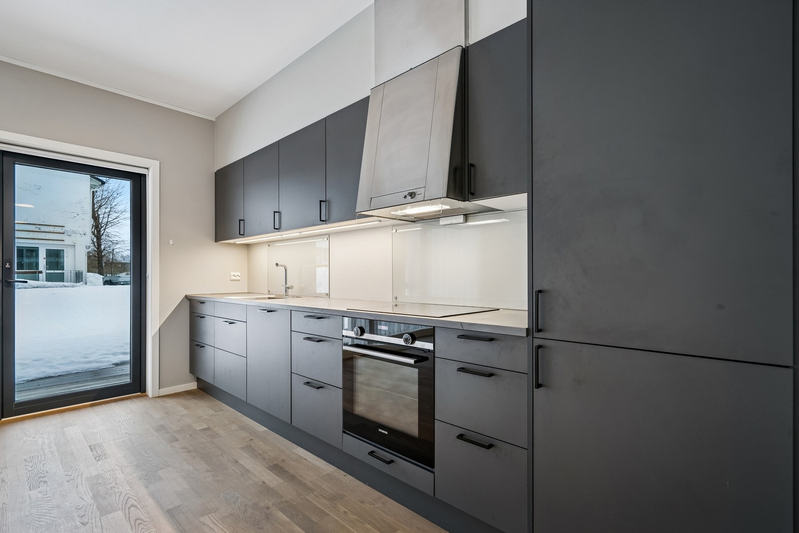 Av hvitevarer er det oppvaskmaskin, stekeovn, platetopp og kjøl/fryskombi. Galleribilde