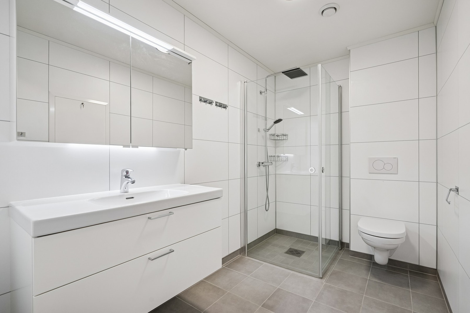 Lyst bad med fliser på gulvet og våtromsplater på vegger. Galleribilde