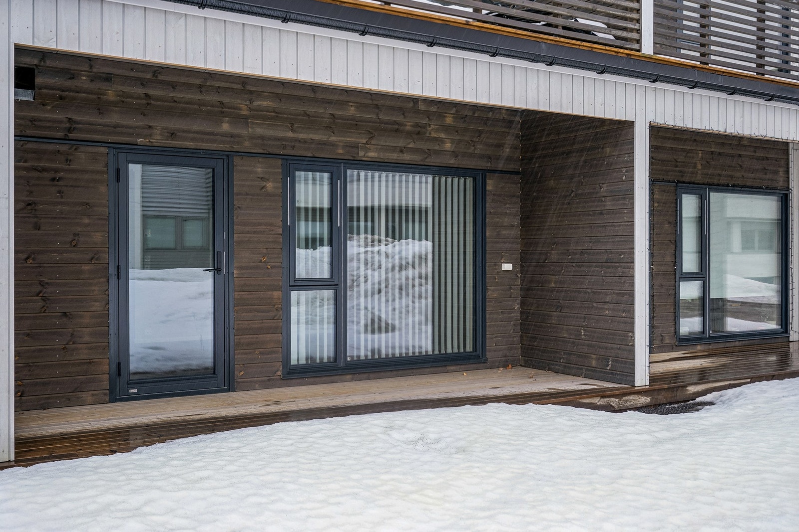 Fra stuen er det også utgang til egen veranda på bakkeplan. Galleribilde