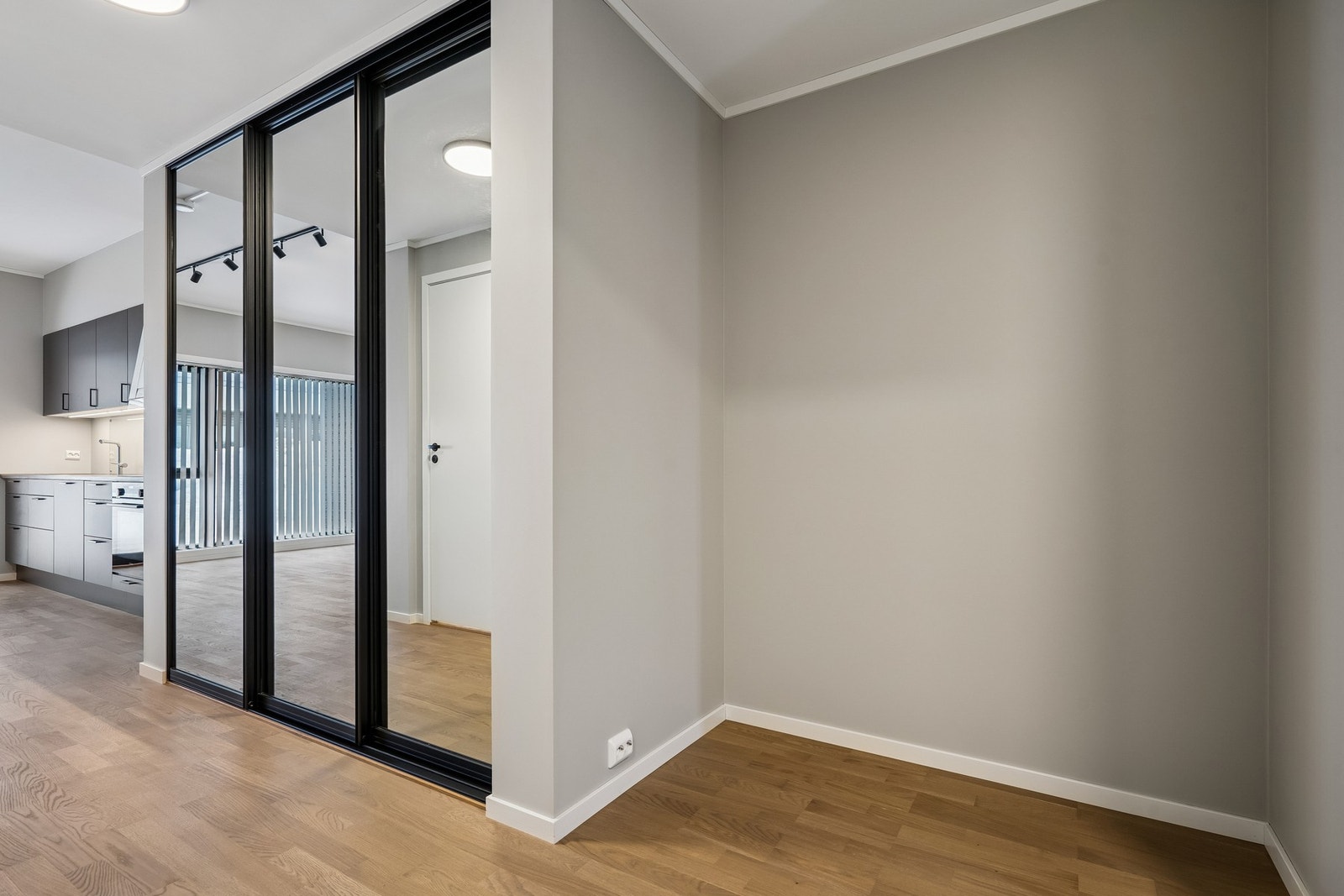 Entrè/gang med skyvedørsgarderobe og ellers plass for oppbevaringsmøbler. Galleribilde