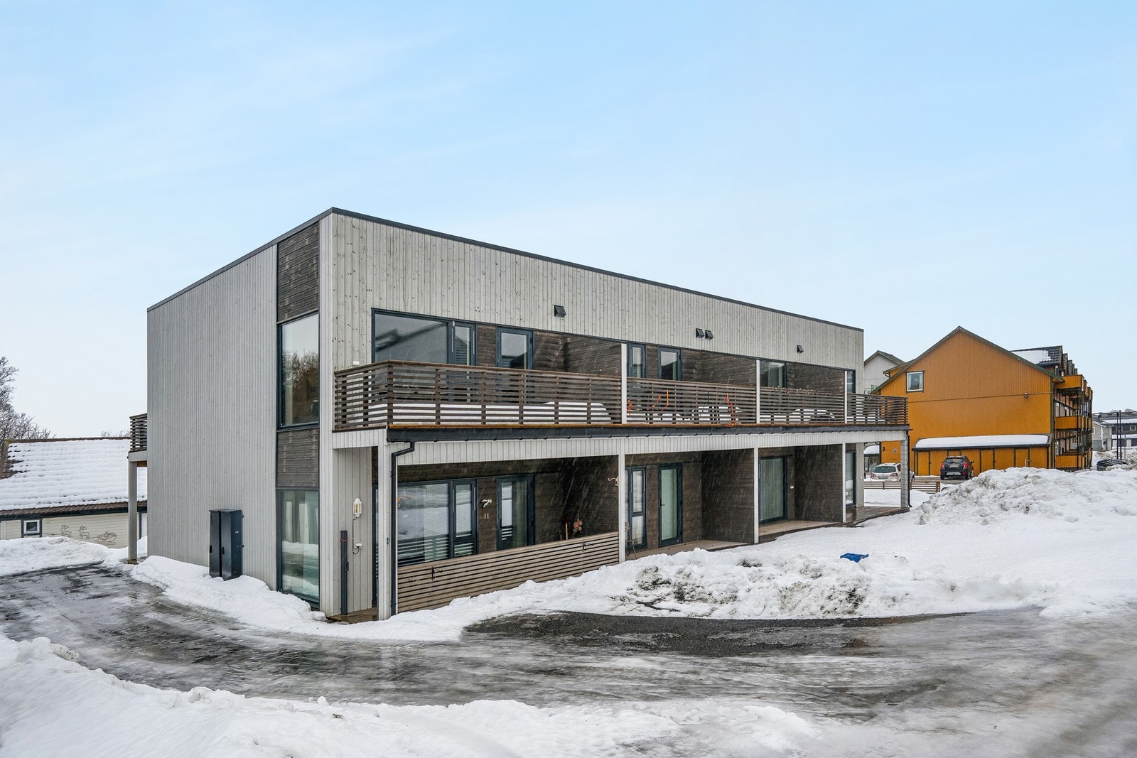 Leiligheten har en sentral beliggenhet på Leknes med gangavstand til sentrum sine fasiliteter. Galleribilde