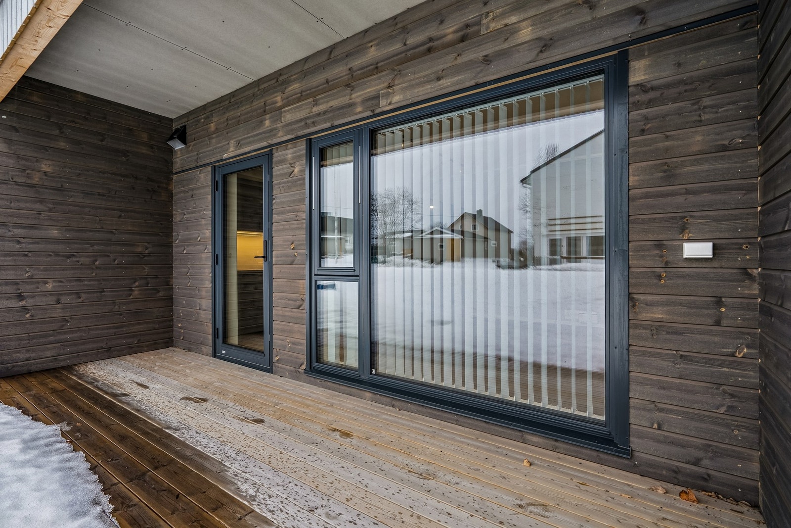 Moderne og lettstelt leilighet fra 2023 som befinner seg i byggets 1.etasje med egen veranda. Galleribilde