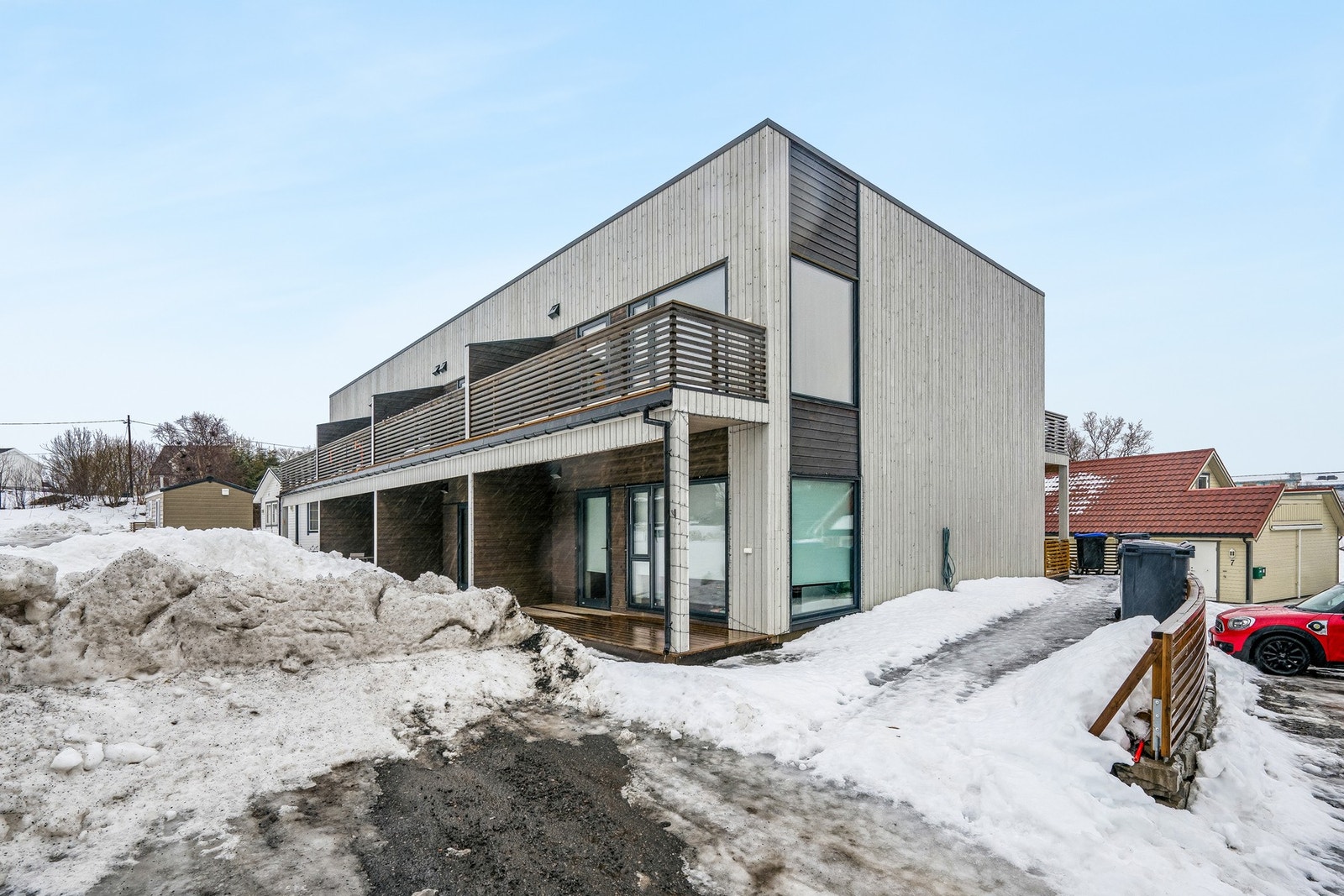 Leilighetsblokka består av totalt 8 leiligheter fordelt på 2 etasjer. Galleribilde