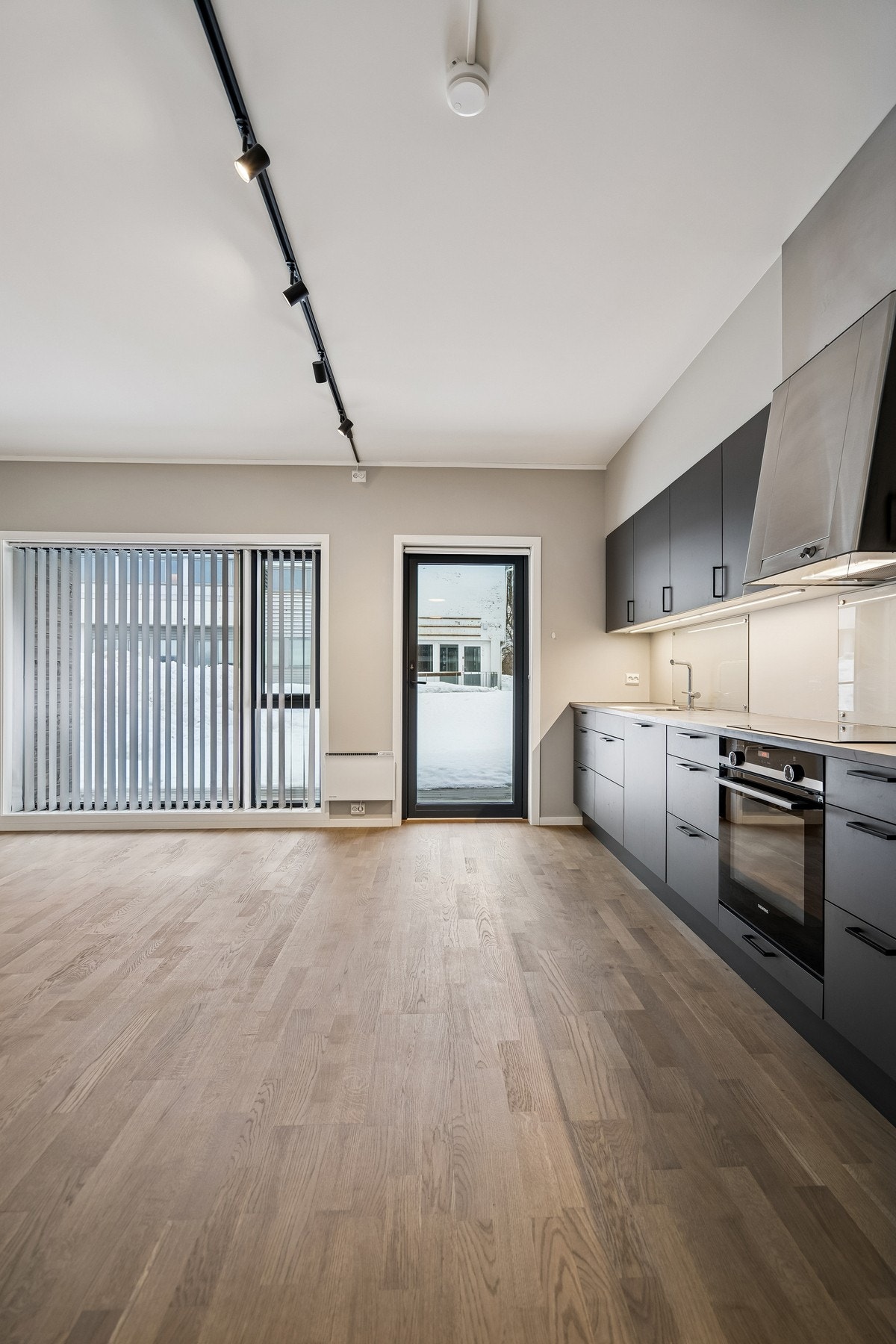 Leiligheten fremstår moderne med lyse fargetoner på vegger og parkett på gulvet. Galleribilde