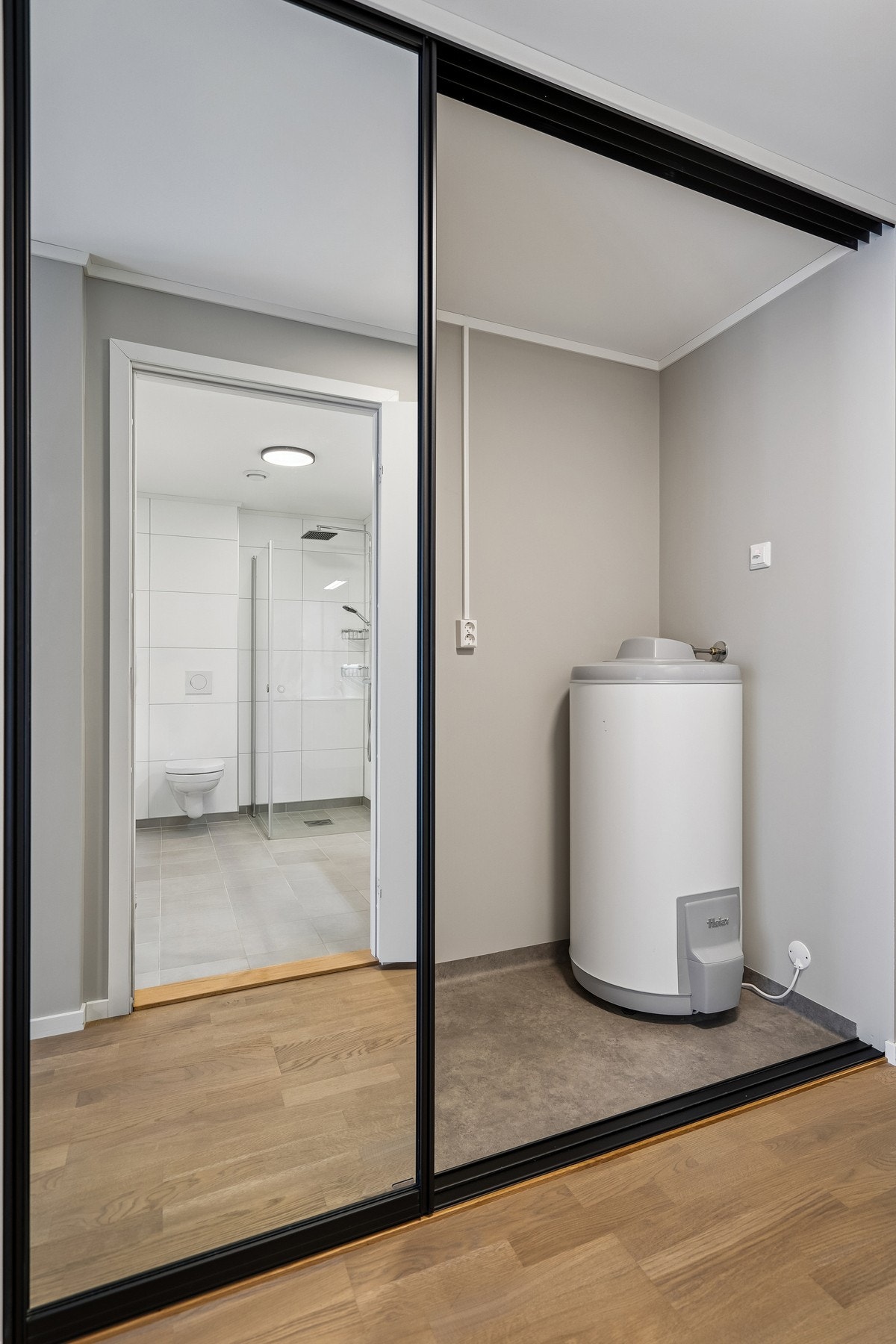 Bak skyvedørsgarderoben skjuler seg også varmtvannberederen og opplegg for vaskemaskin. Galleribilde