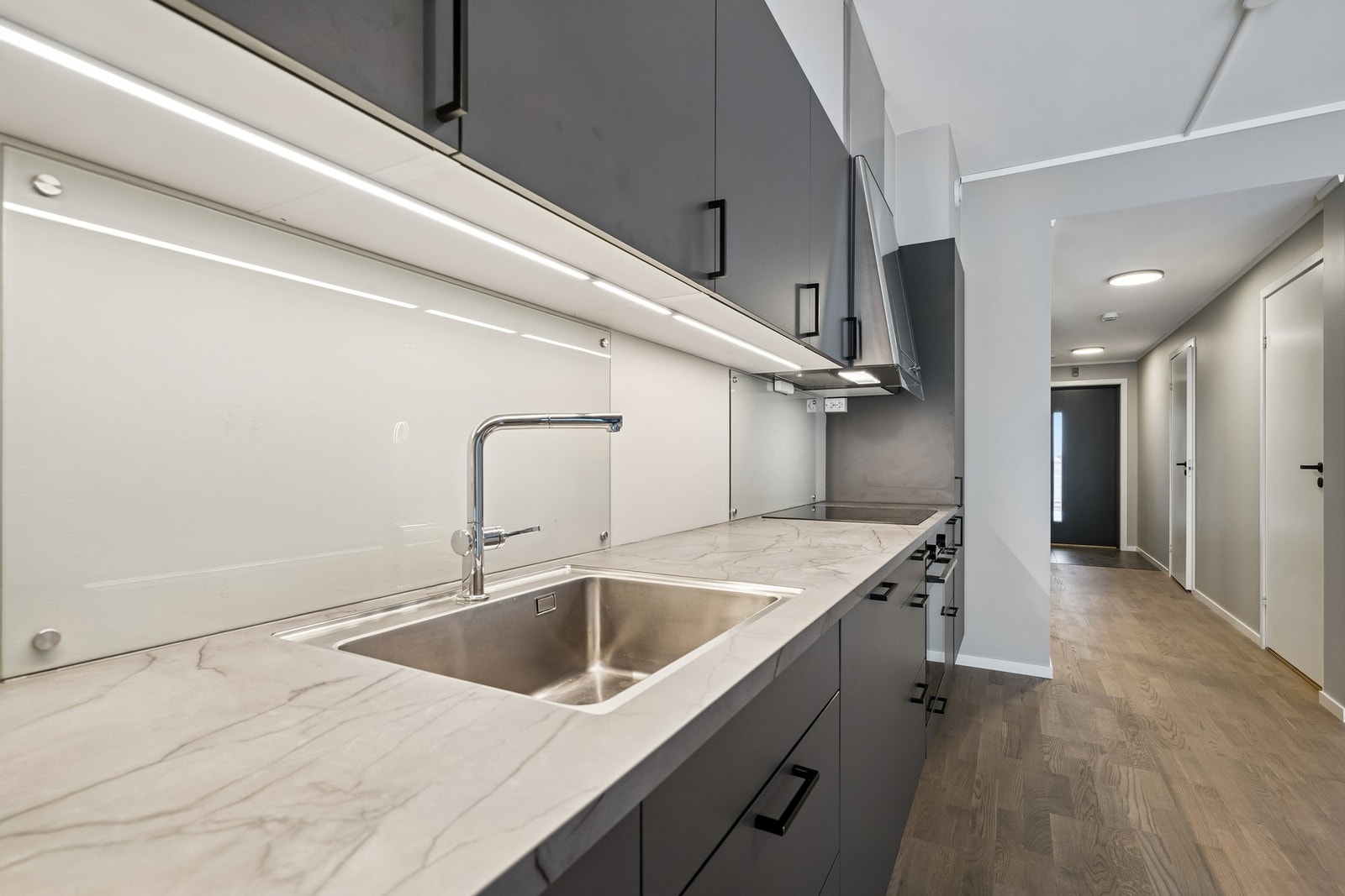 Lys montert under overskapene som gir ekstra belysning på benkeplaten. Galleribilde