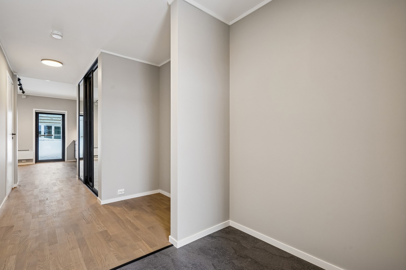 Velkommen inn - delvis flislagt entrè. Galleribilde