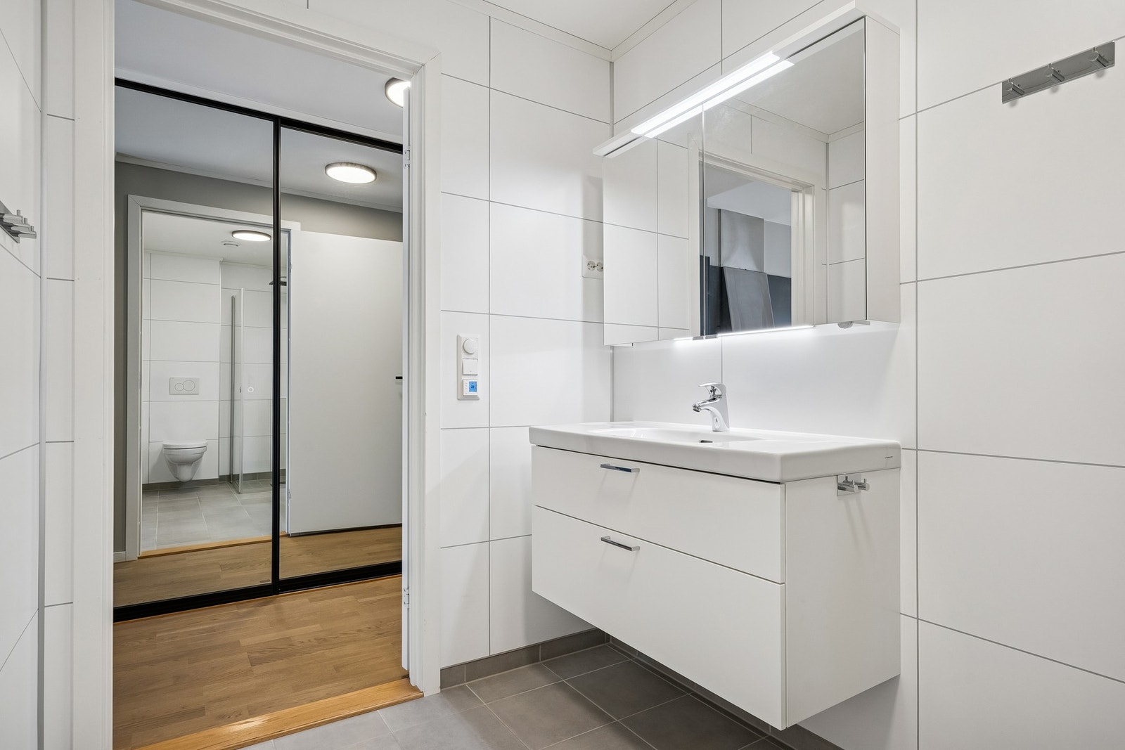 Utstyrt med varmekabler i gulvet. Galleribilde