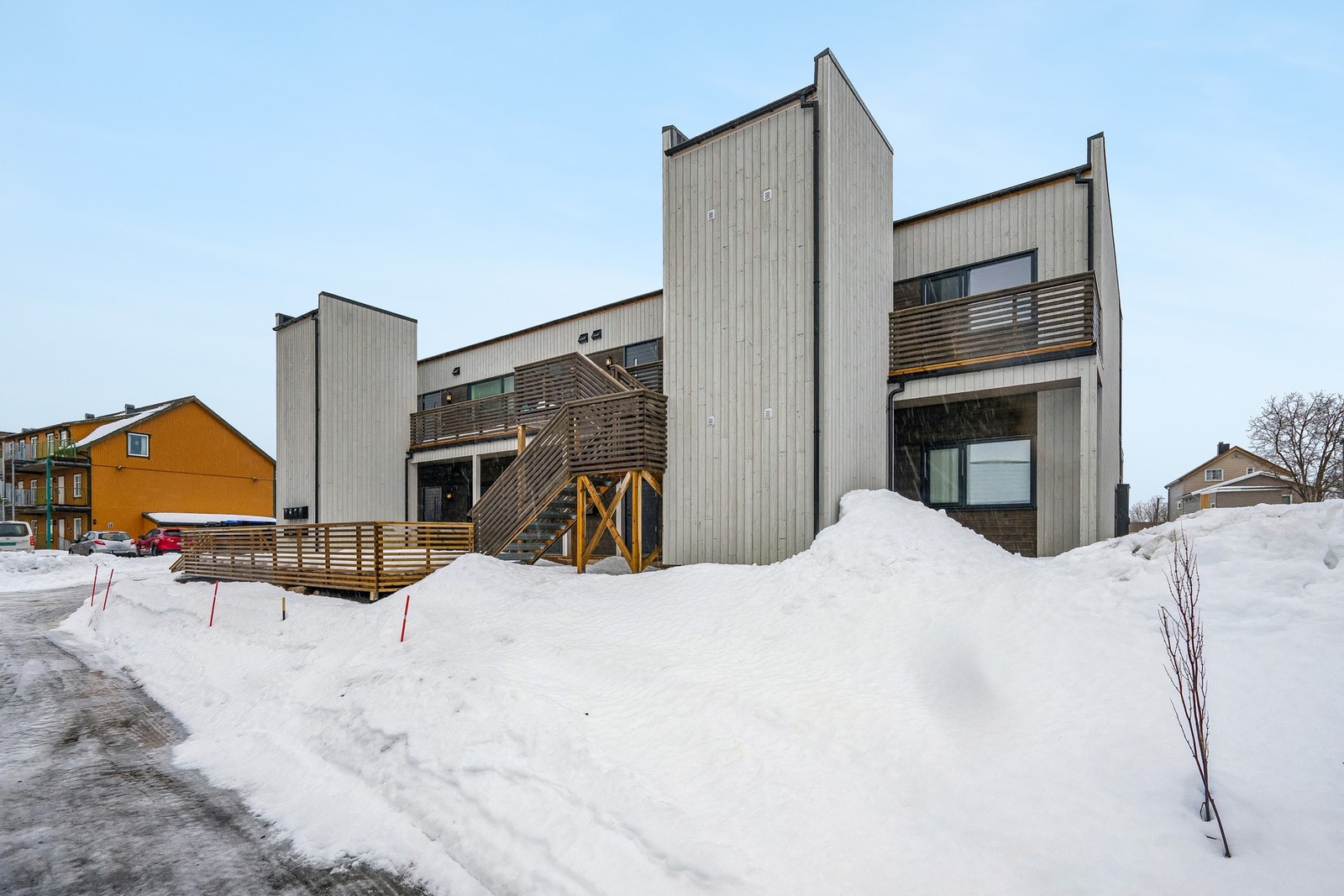 Den sentrale beliggenheten gir enkel adkomst til Leknes sentrum, idrettsanlegg, svømmehall, flyplass m.m. Galleribilde