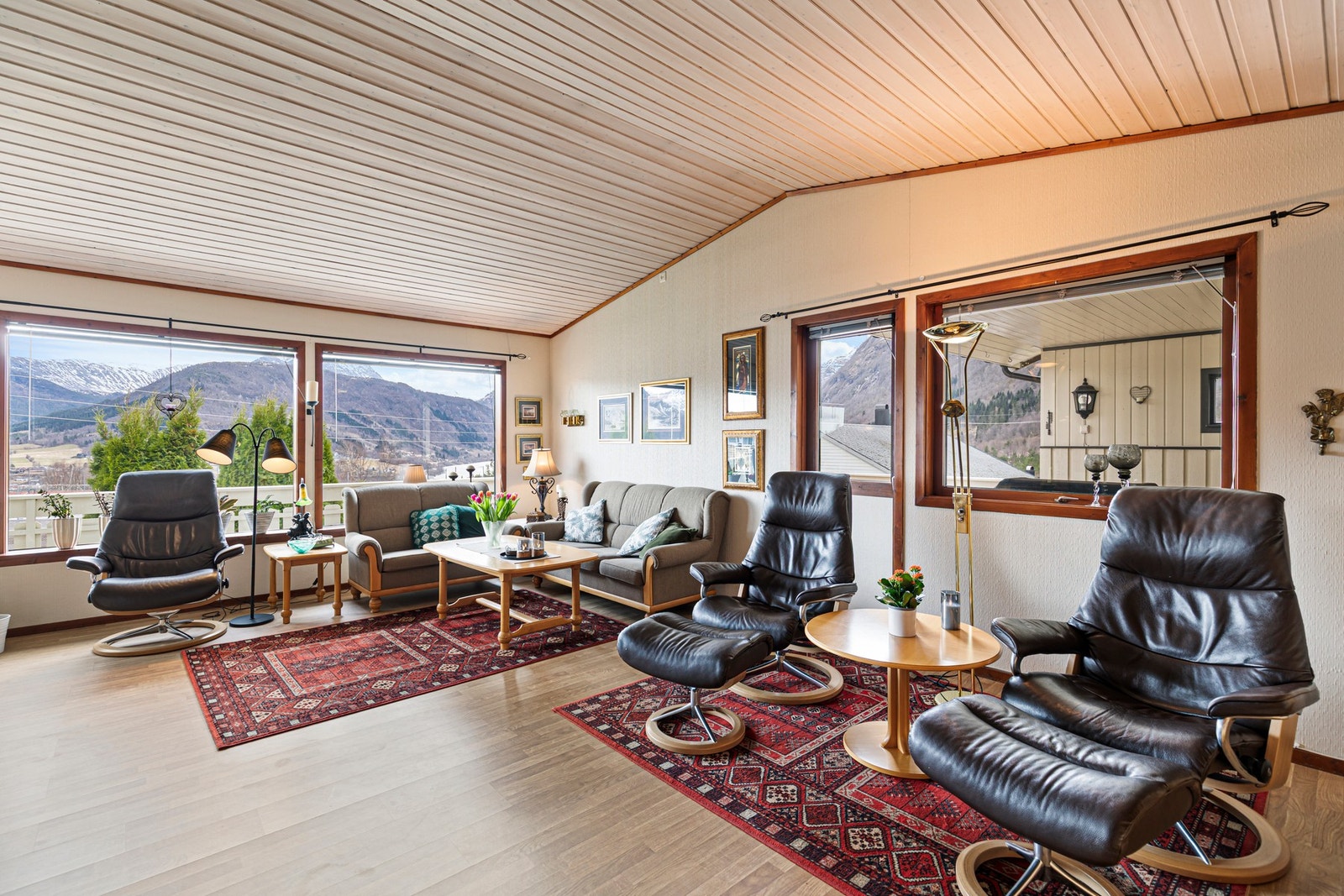 Stuen har utgang til terrasse med flott utsikt mot blant annet Sykkylvsfjorden og omkringliggende fjell. Galleribilde