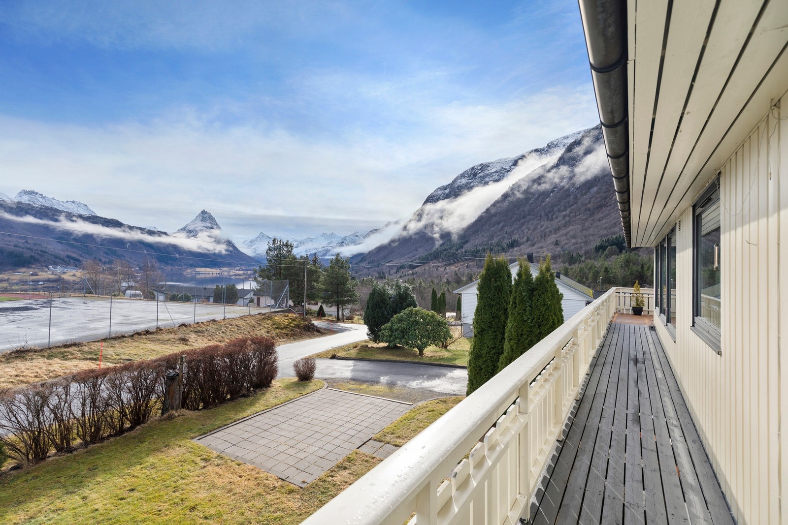 Fra boligen er det flott utsikt mot blant annet Sykkylvsfjorden og omkringliggende fjell. Galleribilde