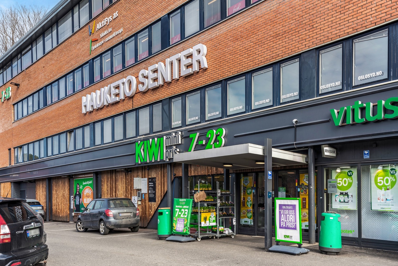 Hauketo senter ligger rett ved leiligheten. Her finner man Kiwi, apotek, gatekjøkken og treningssenter Galleribilde