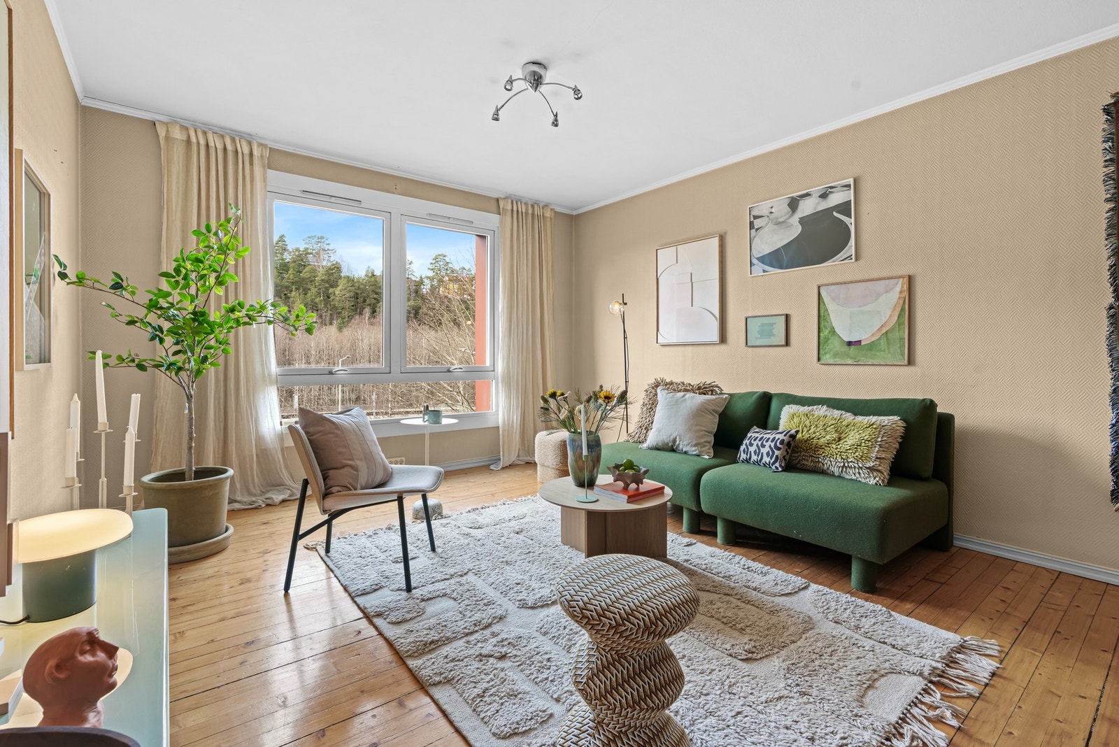 I den ene enden av stuen er det store vinduer som gir godt med naturlig lys Galleribilde