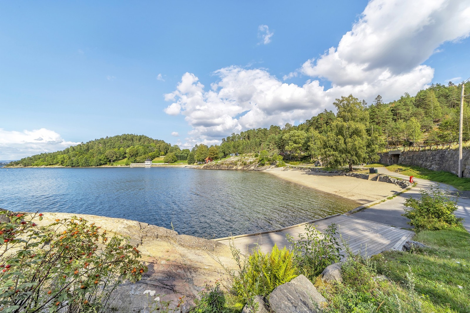 Kort vei til Hvervenbukta med flott badestrand Galleribilde