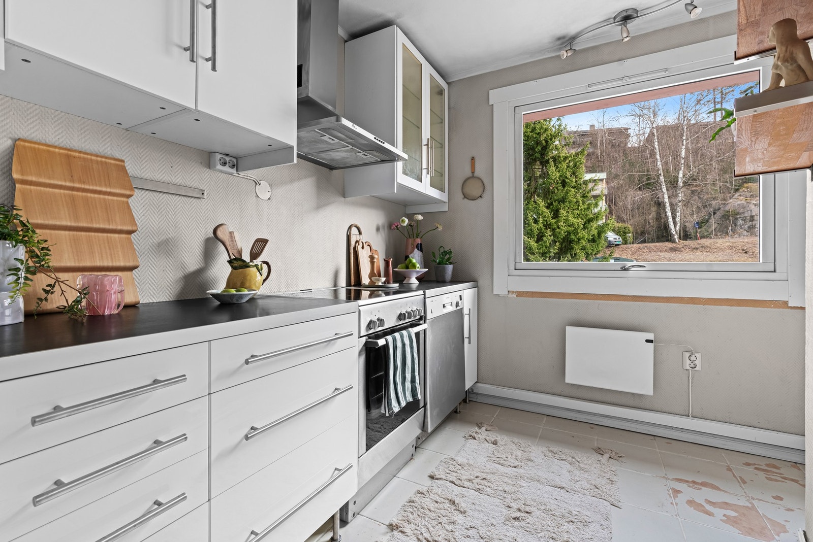 Stort vindu på kjøkkenet gir gode lysforhold under matlagingen Galleribilde