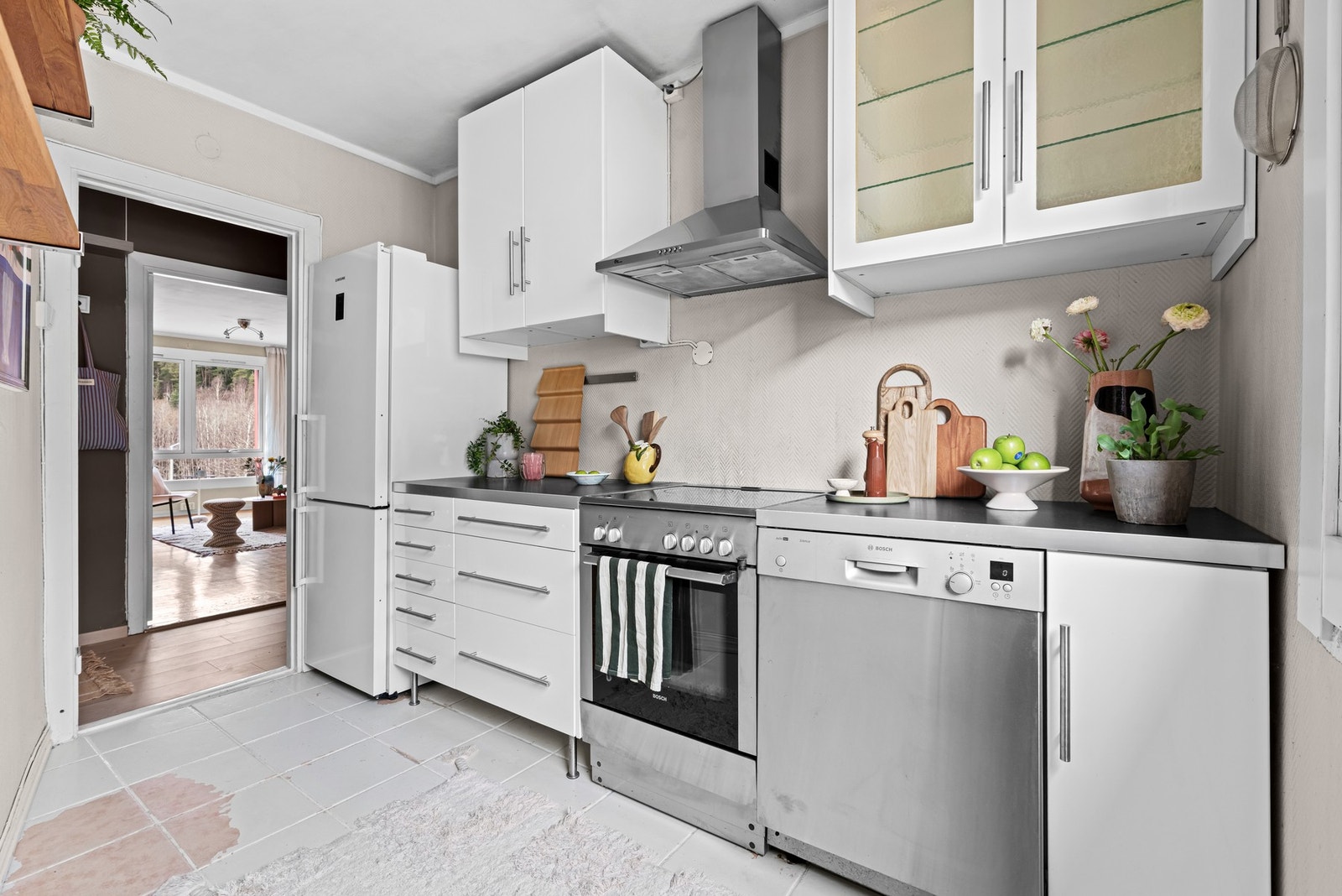 Kjøkkenet har plass til komfyr, opplegg for oppvaskmaskin og frittstående kjøl/fryseskap. Samsung kombiskap fra 2022 og oppvaskmaskin medfølger Galleribilde