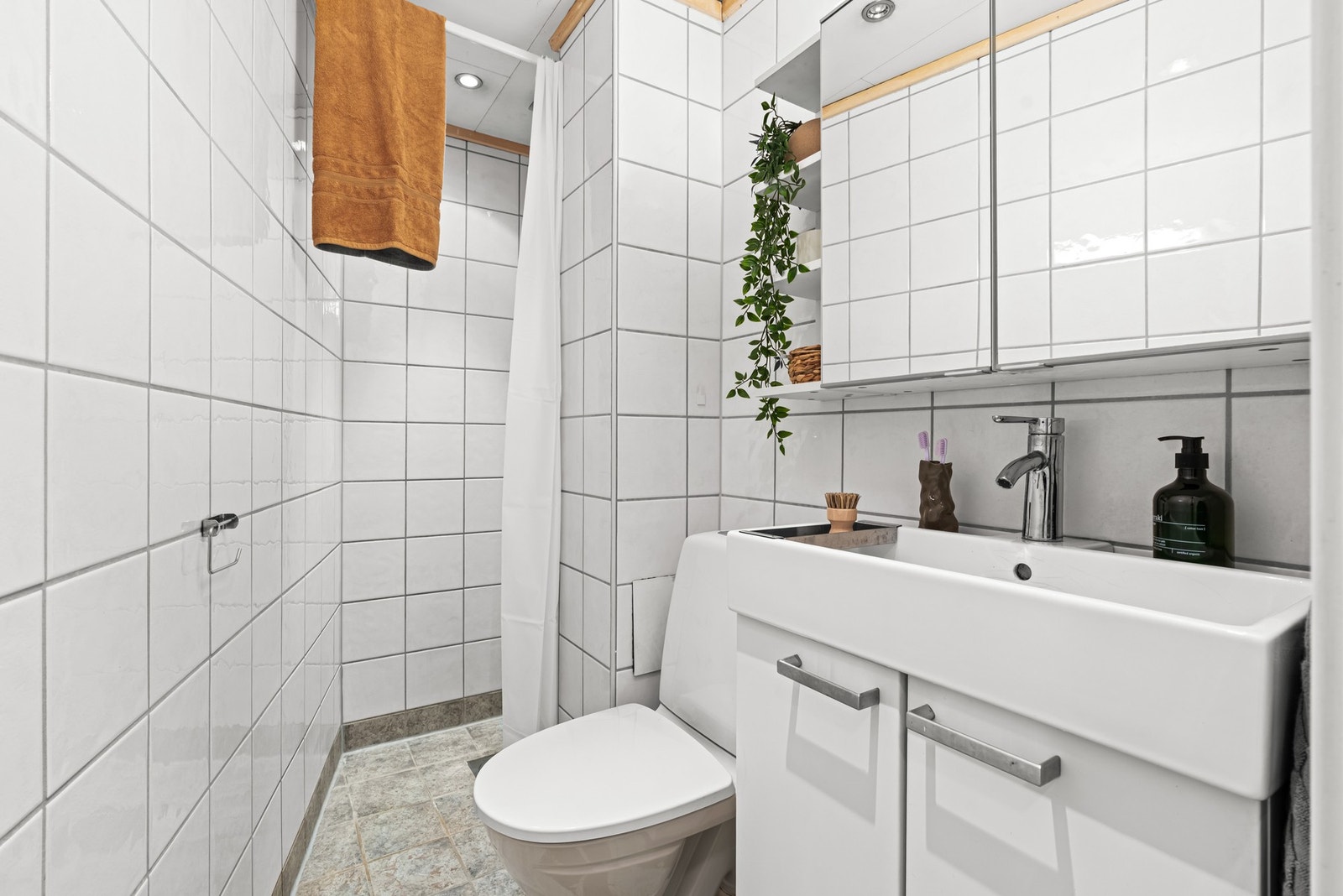 Leiligheten har et flislagt baderom som ble pusset opp i regi av borettslaget i 2004 Galleribilde