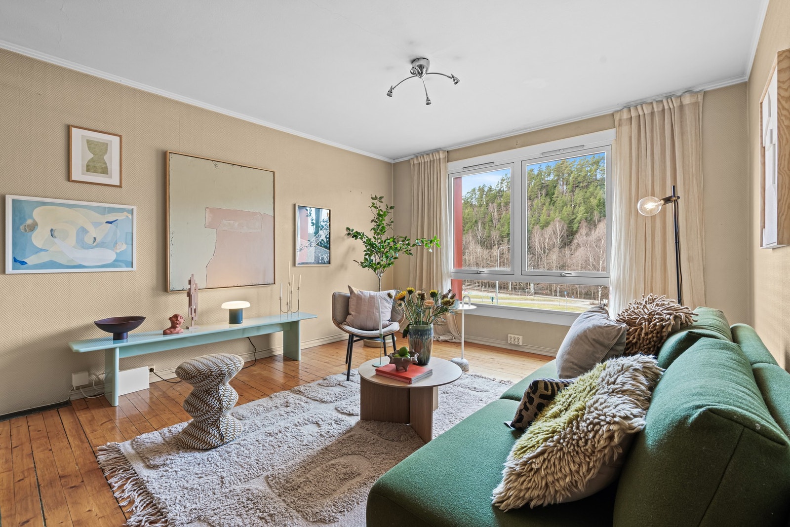 Leiligheten har en romslig stue med fin arealutforming. Her er det god plass for stor sofa, spisebord, TV-løsning m.m Galleribilde