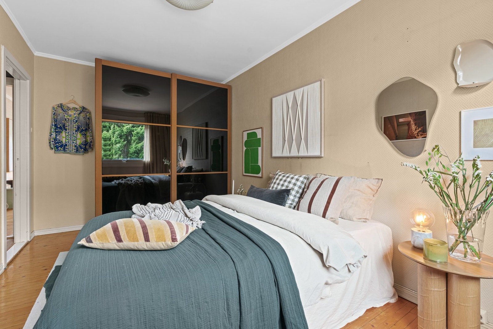 Rommet har en stor skyvedørsgarderobe som medfølger Galleribilde