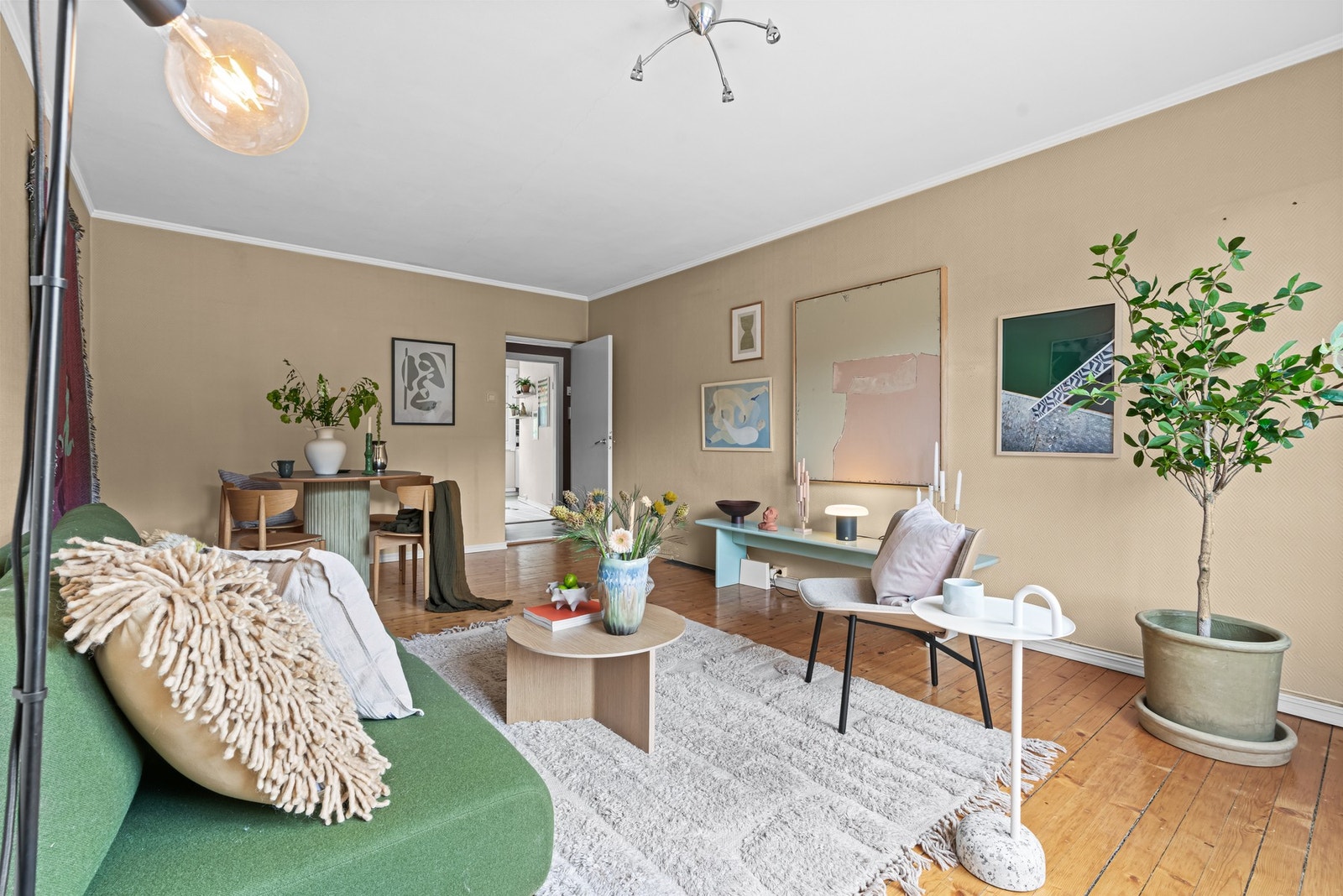 Originalt heltre gulv og malt tapet på vegg Galleribilde