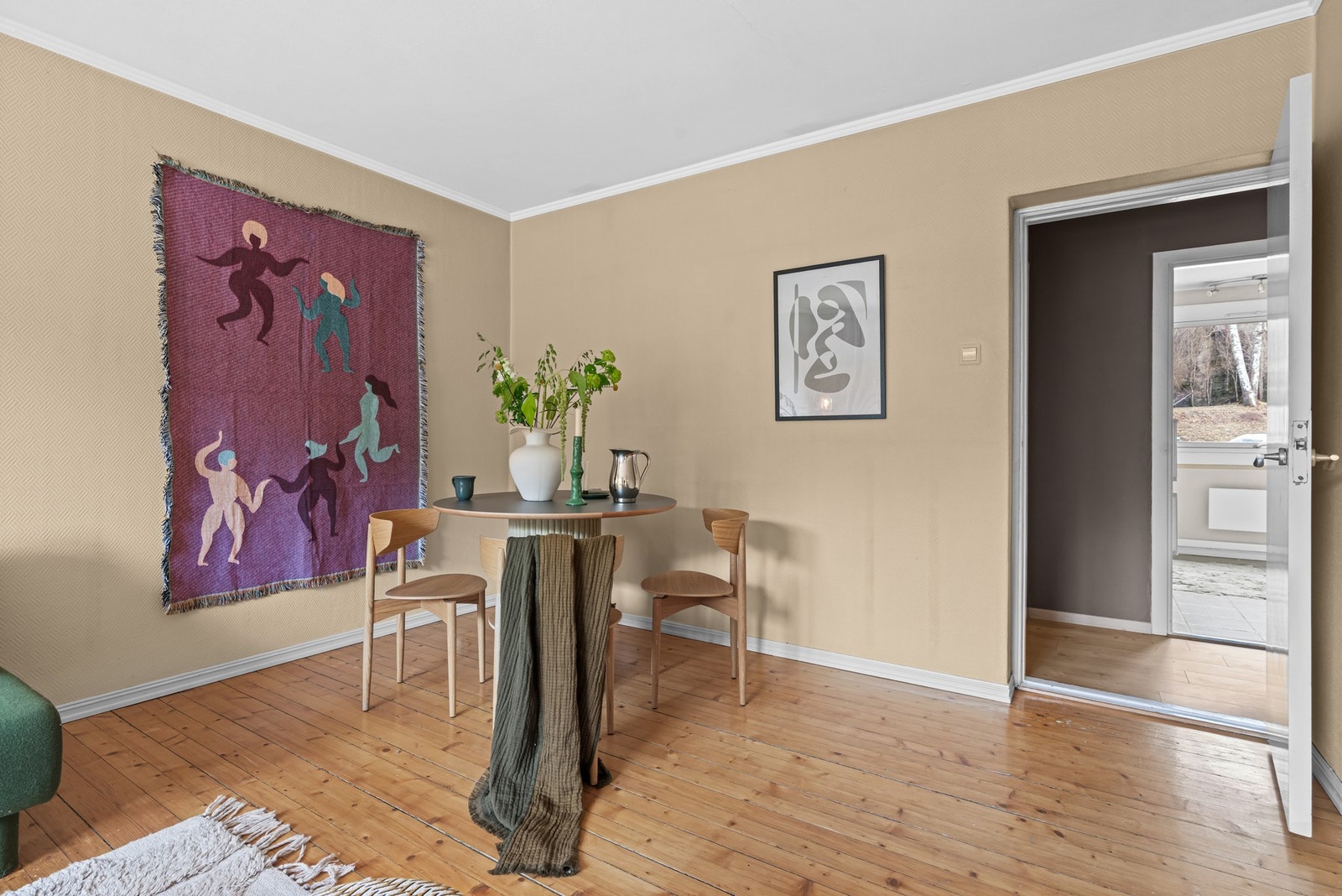 God plass for stort spisebord i den ene hjørnet i stuen Galleribilde