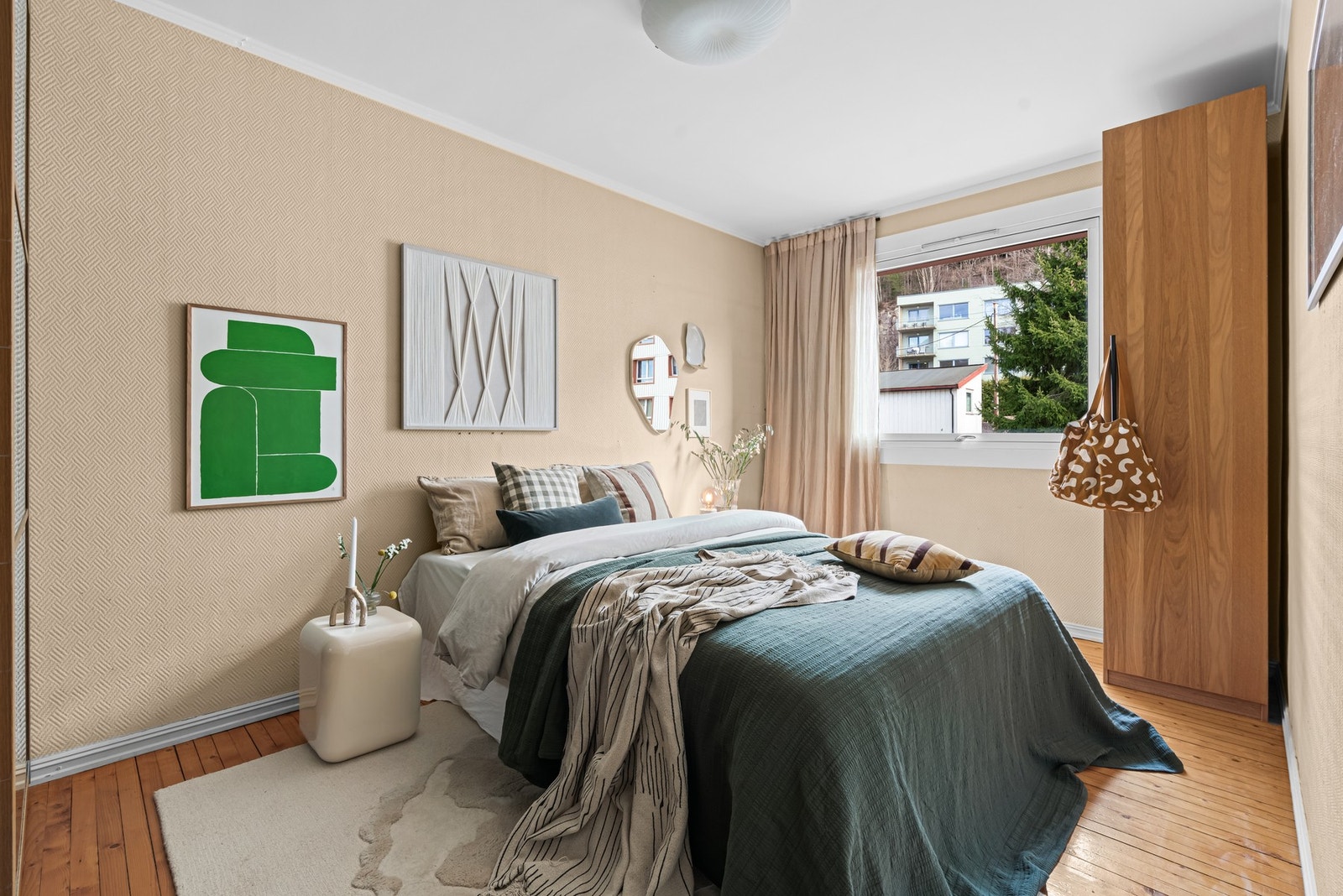 Leiligheten har et meget romslig soverom med god plass for stor dobbeltseng Galleribilde