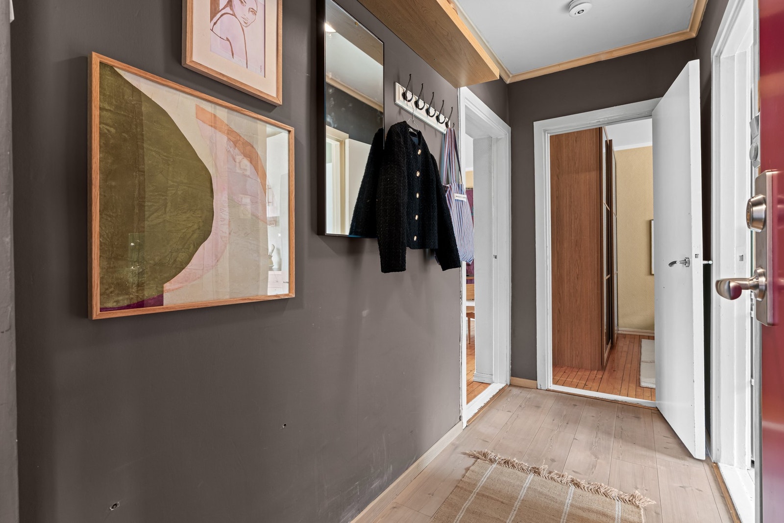 Det er oppheng for jakker og hylleløsning på vegg. Laminat på gulv Galleribilde